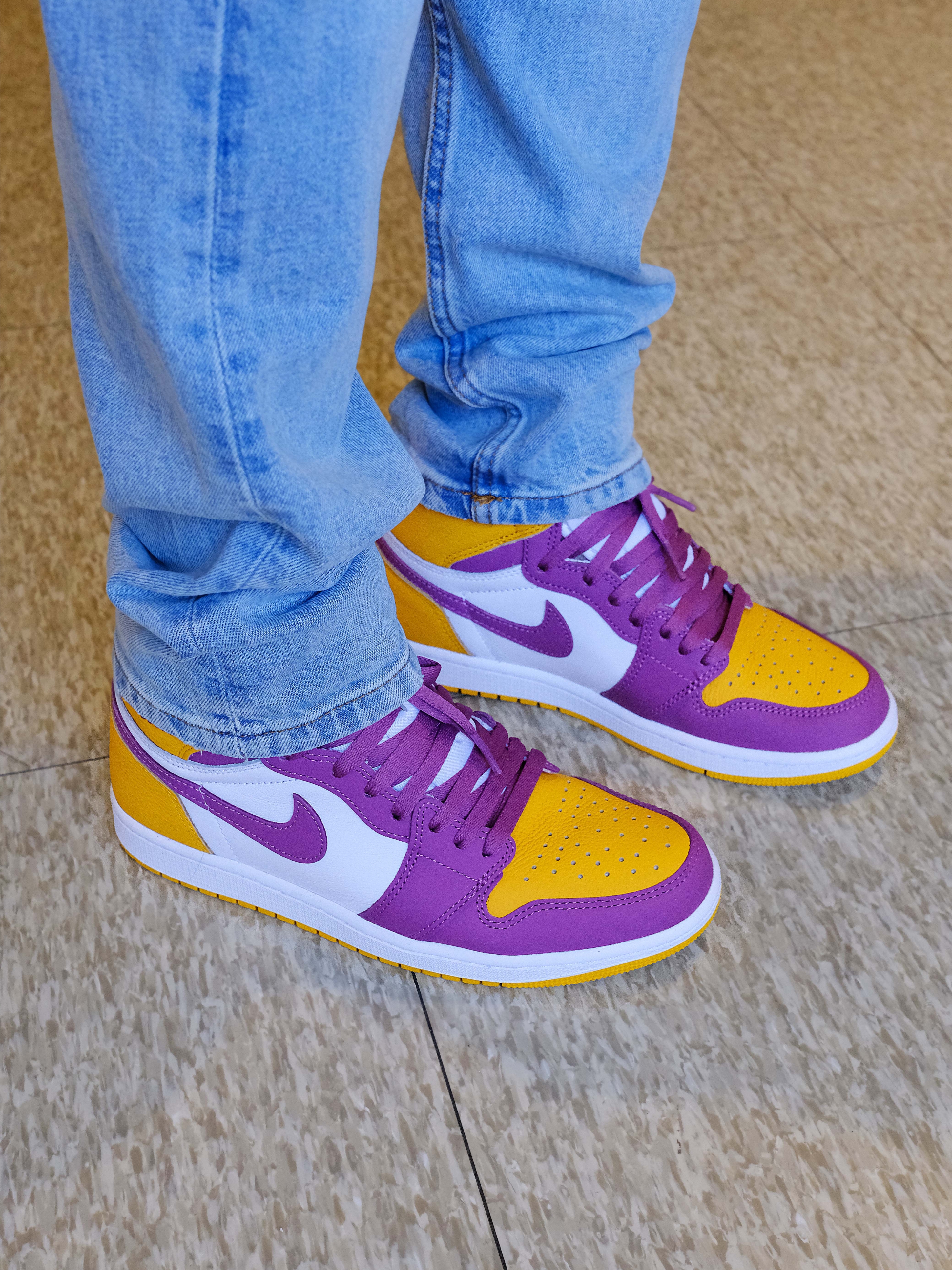 Jordan 1 Retro High OG University Gold Light Bordeaux, (GS) Jordan 1 Retro High OG University Gold Light Bordeaux 착용 스타일 - 4