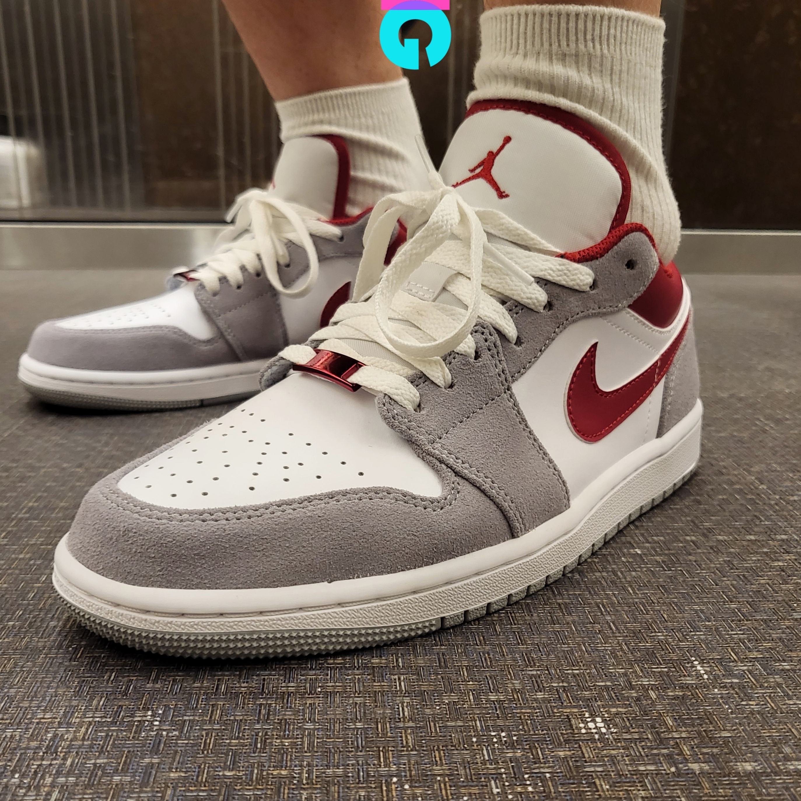 Jordan 1 Low SE Light Smoke Grey Gym Red 착용 스타일