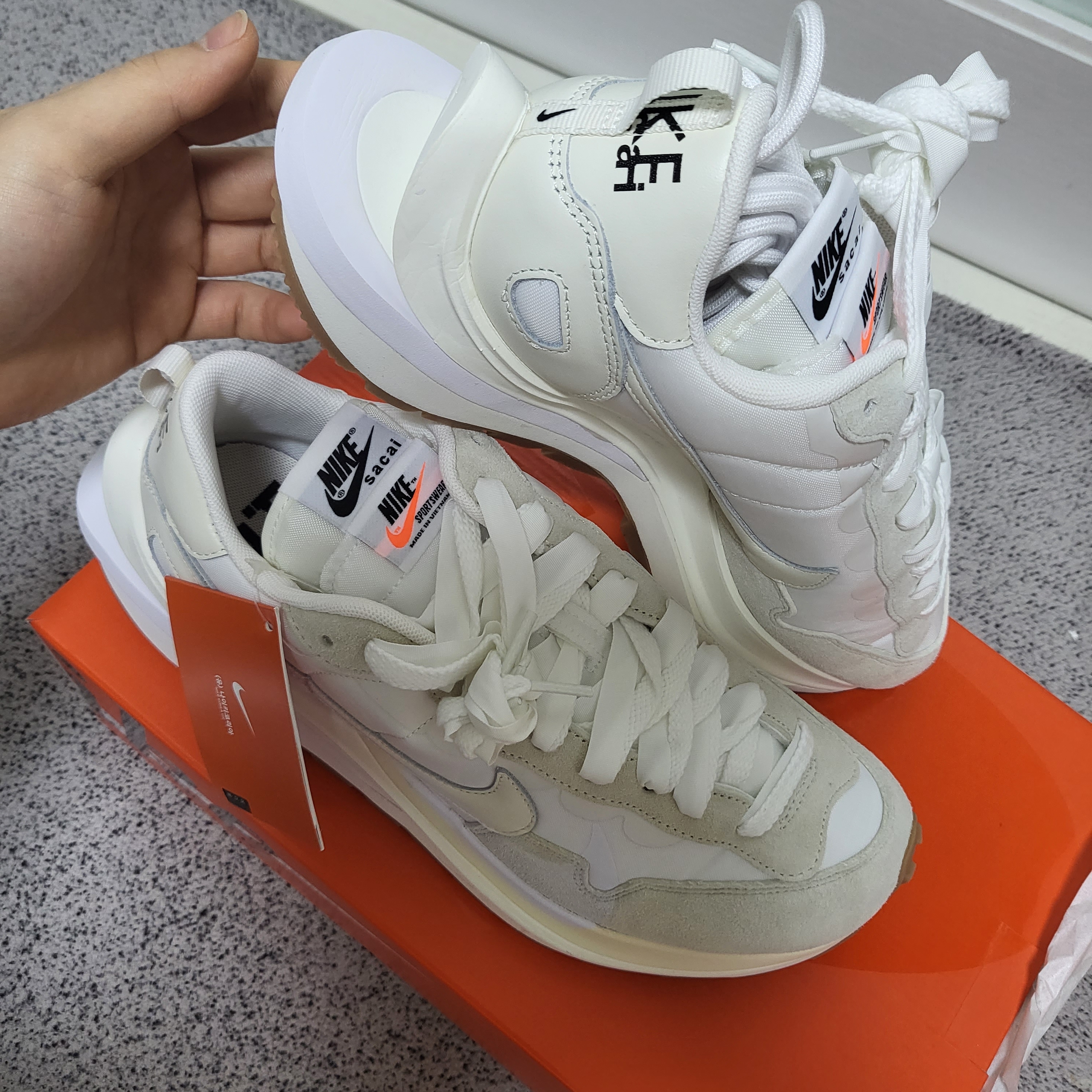 Nike x Sacai VaporWaffle White and Gum 착용 스타일 - 5
