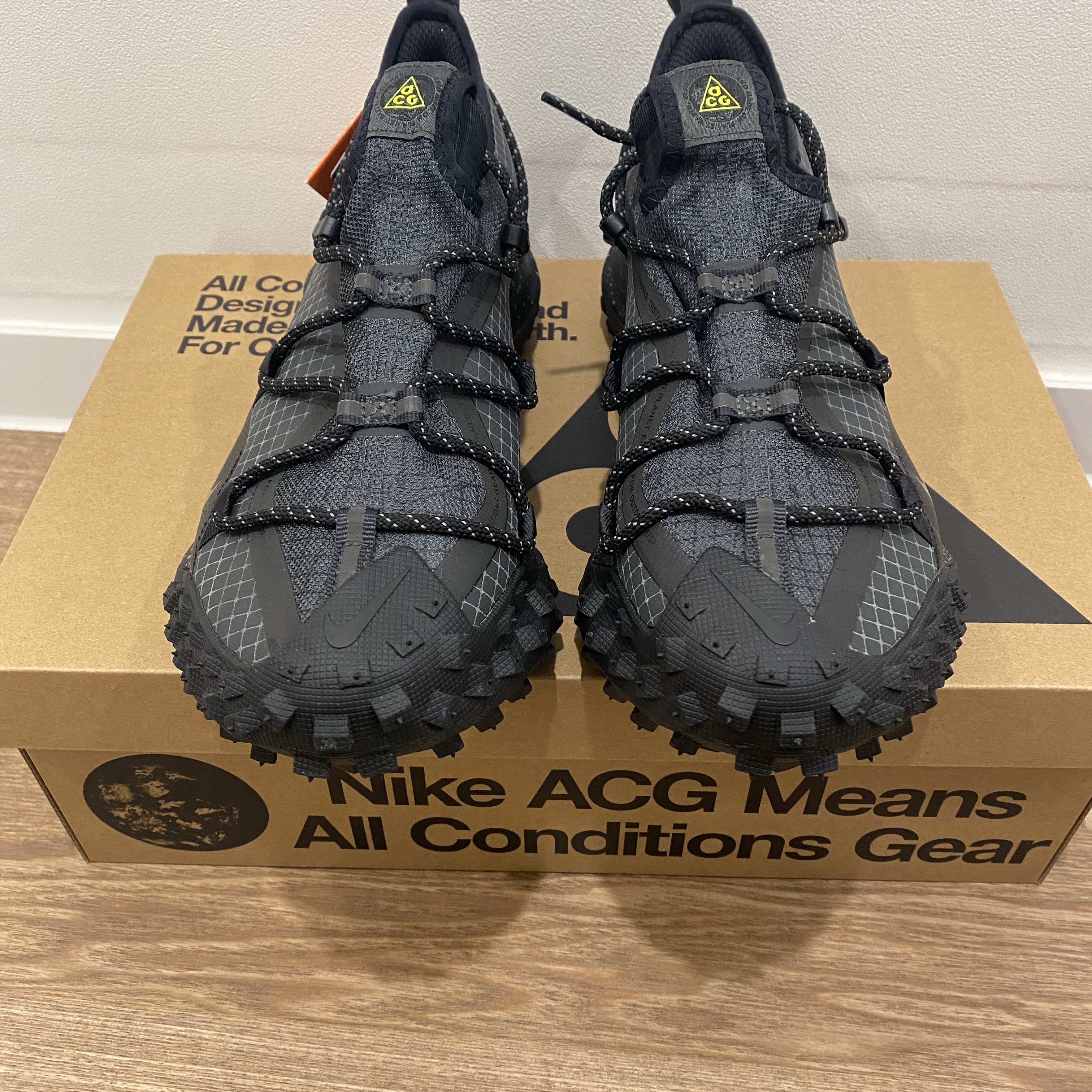 Nike ACG Mountain Fly Low Gore-Tex SE Dark Smoke Grey 착용 스타일 - 1