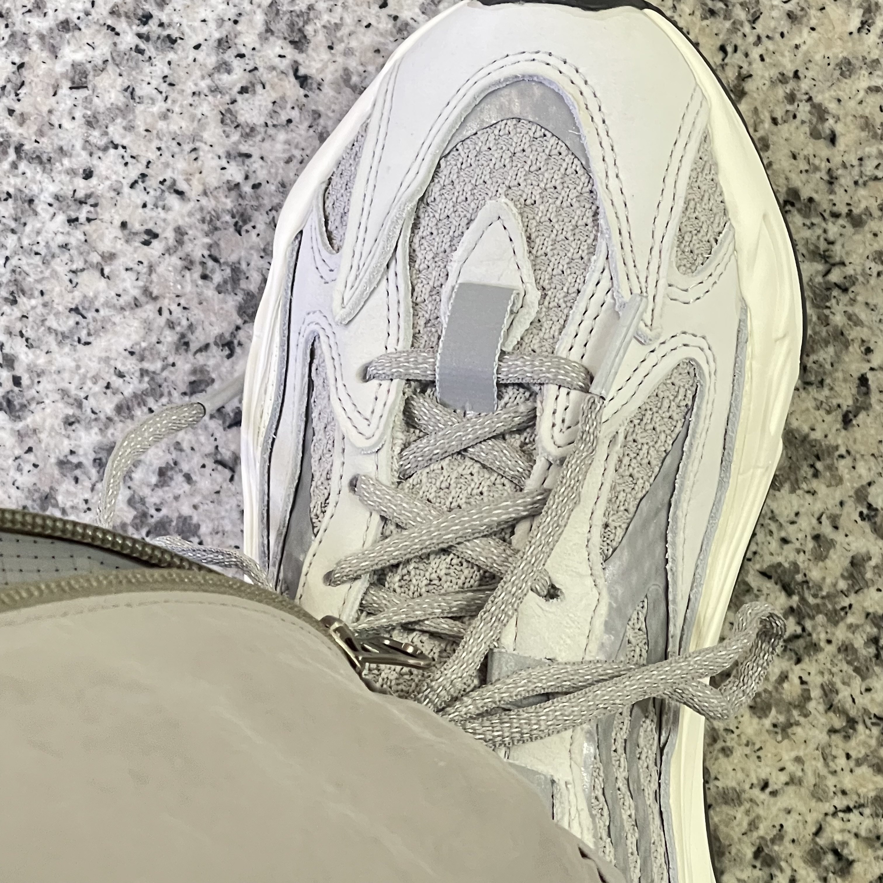 Adidas Yeezy Boost 700 V2 Static 2022 착용 스타일 - 3