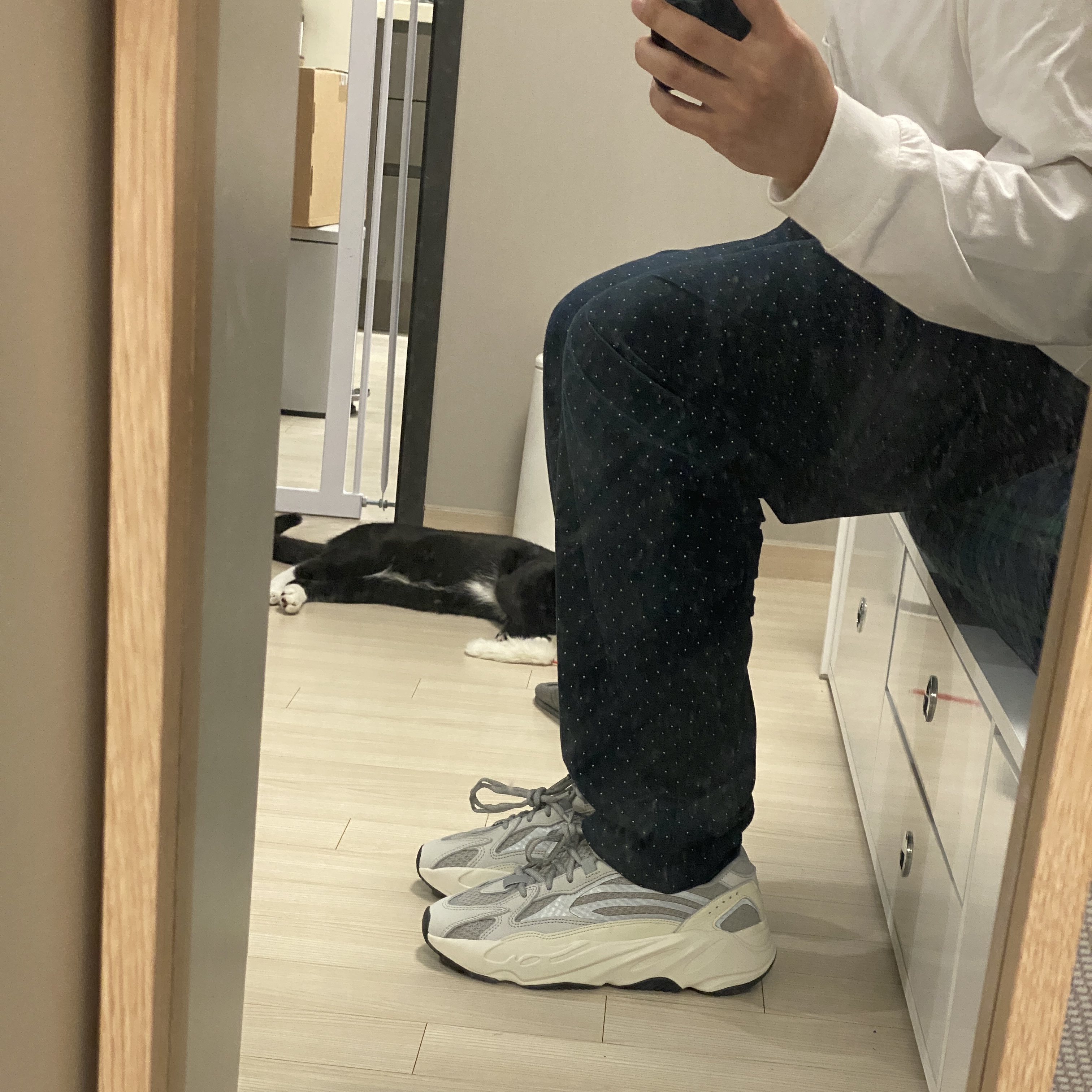 Adidas Yeezy Boost 700 V2 Static 2022 착용 스타일 - 2