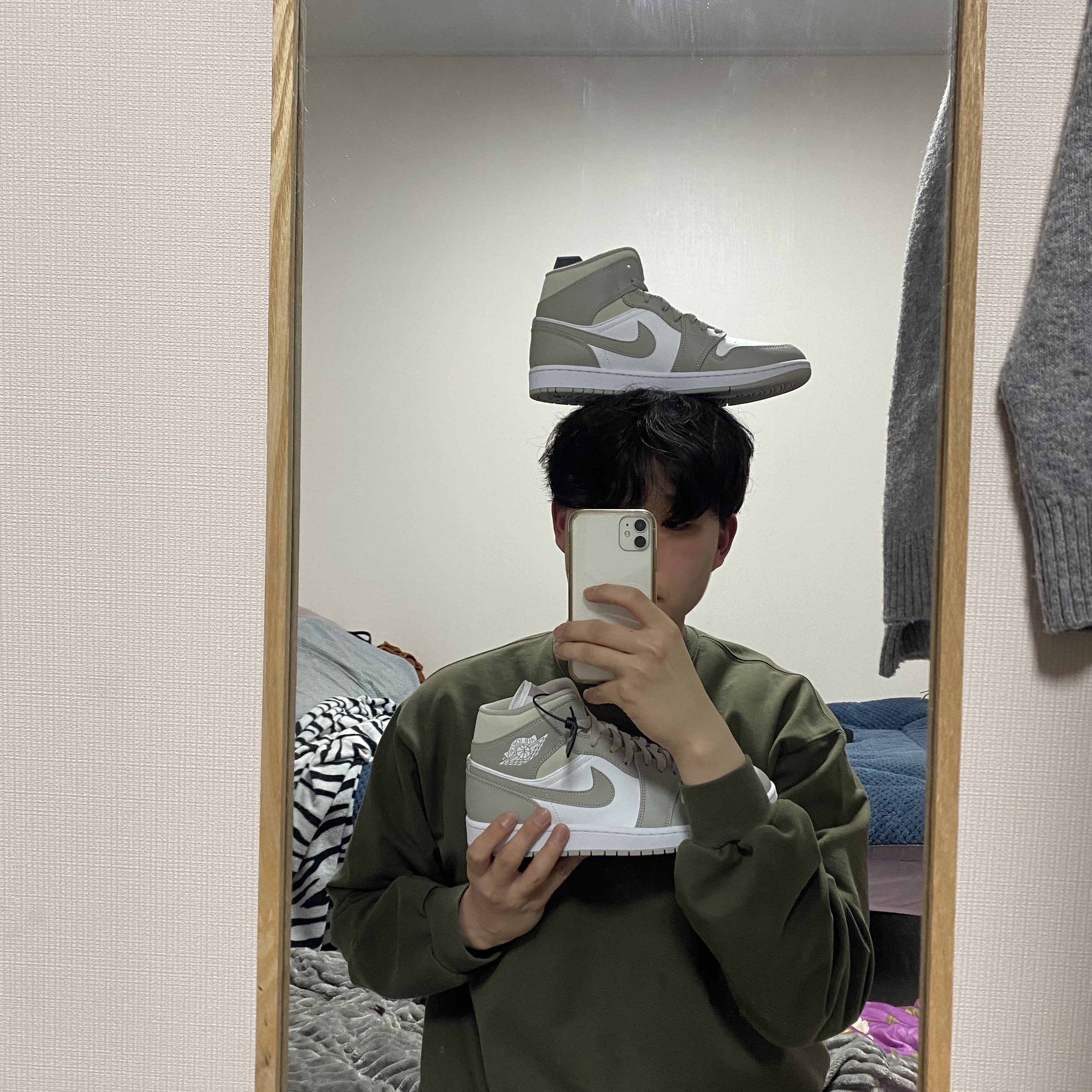 Jordan 1 Mid College Grey 착용 스타일 - 1