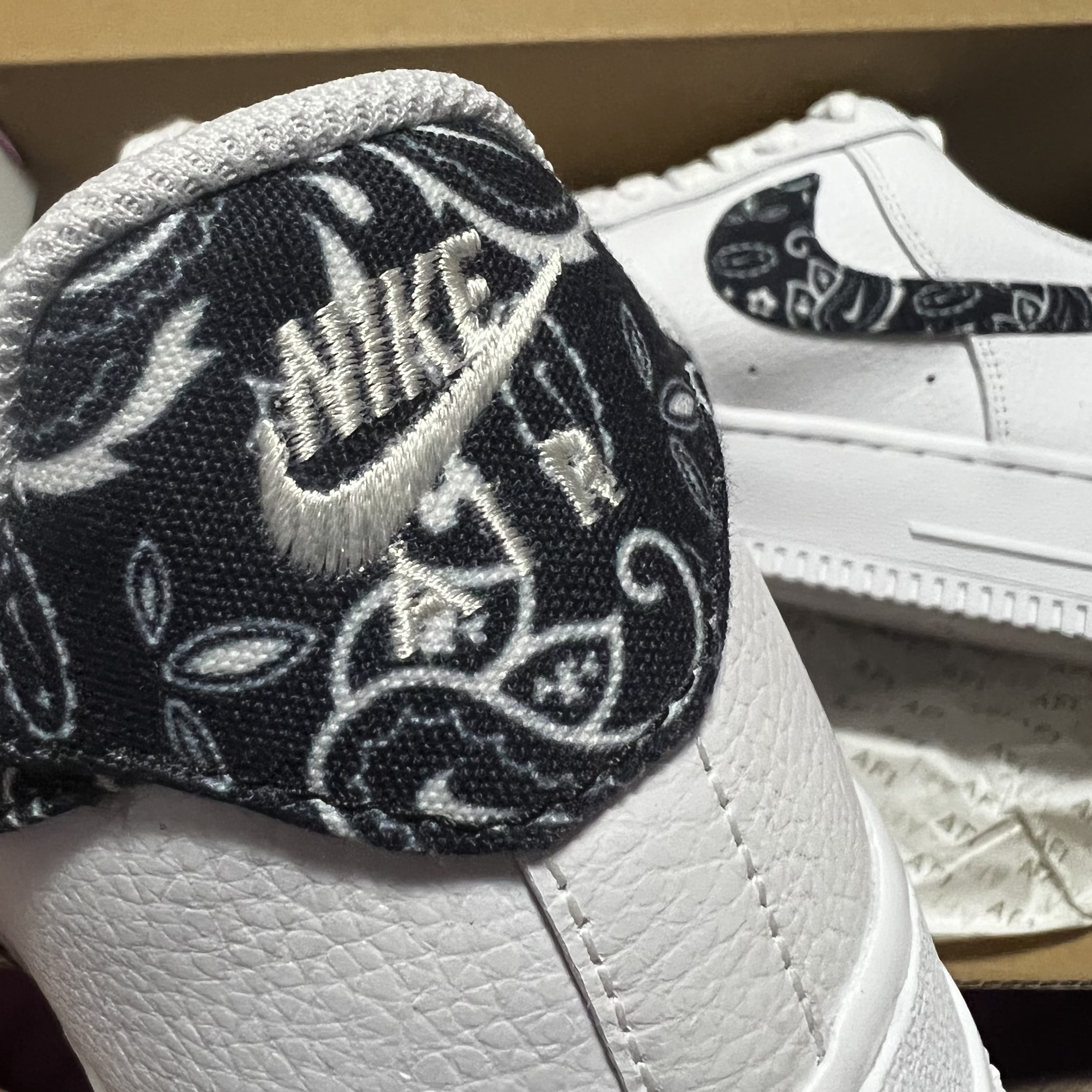 (W) Nike Air Force 1 '07 Essential Paisley Swoosh White Black 착용 스타일