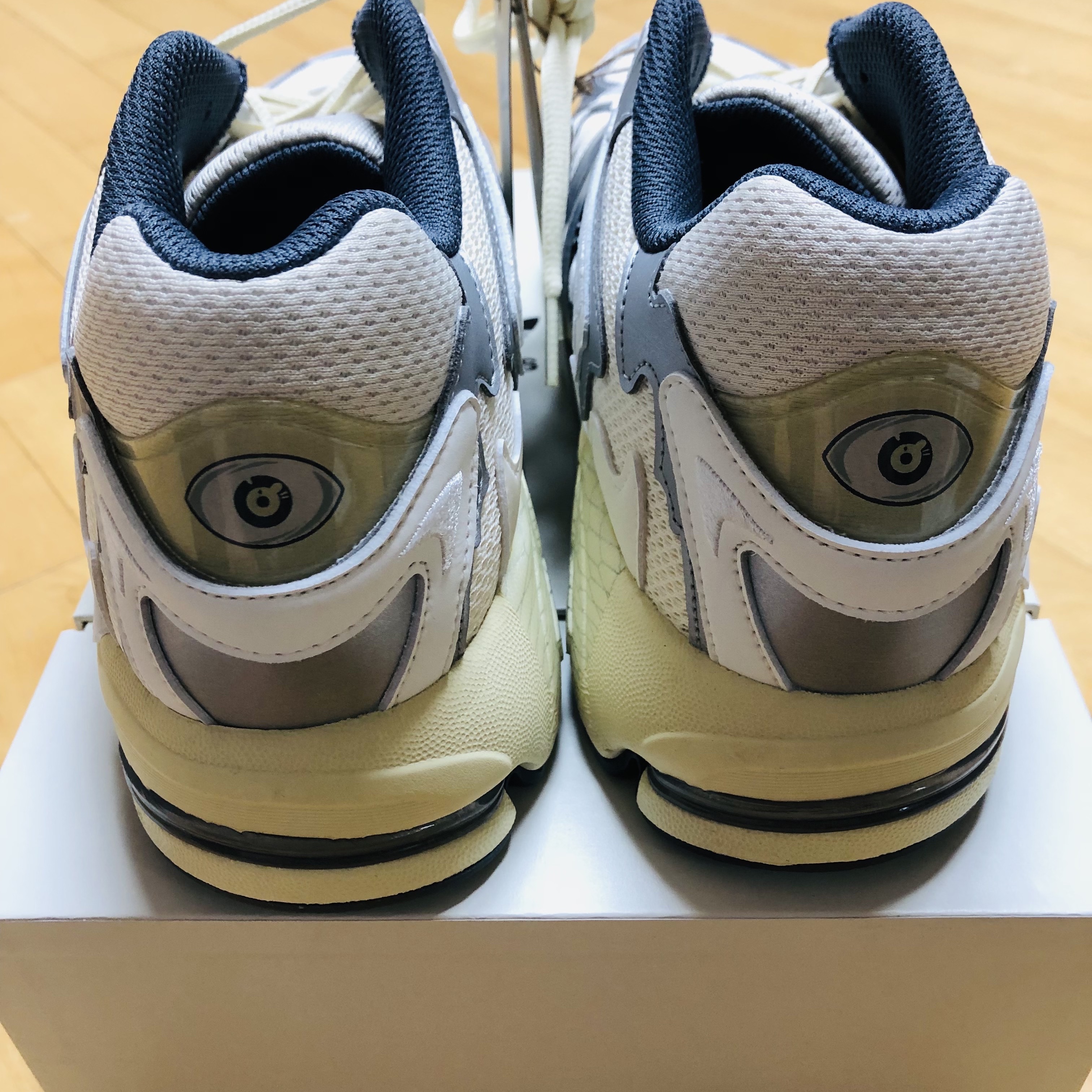 Adidas x Bad Bunny Response CL White Sand 착용 스타일