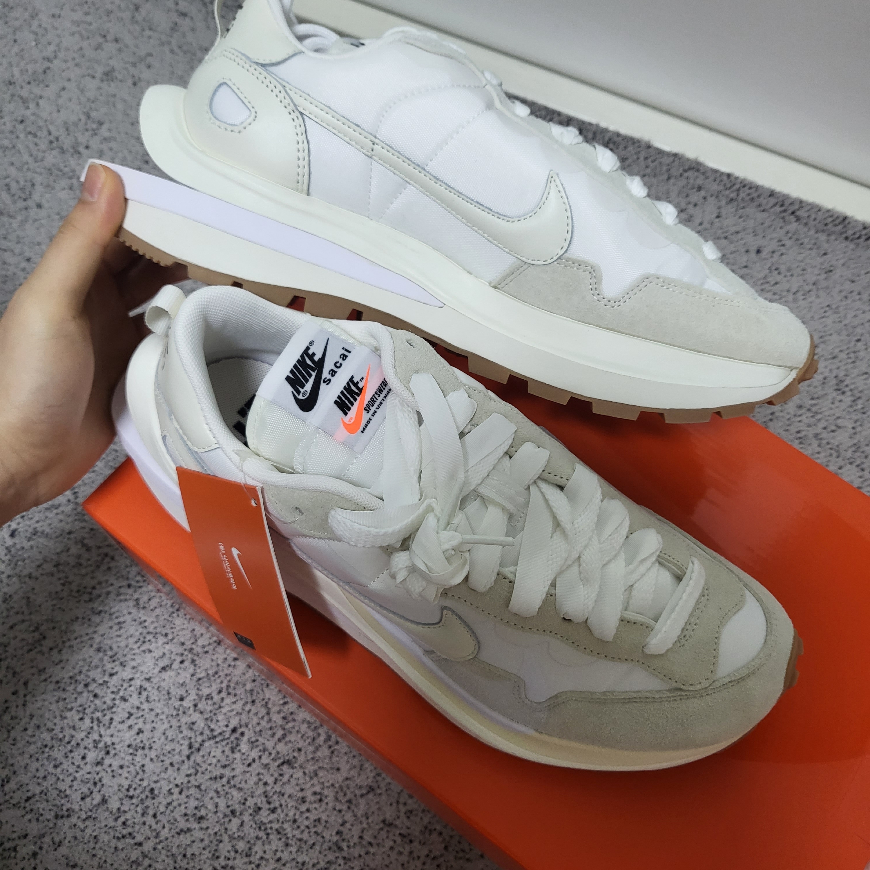 Nike x Sacai VaporWaffle White and Gum 착용 스타일 - 4
