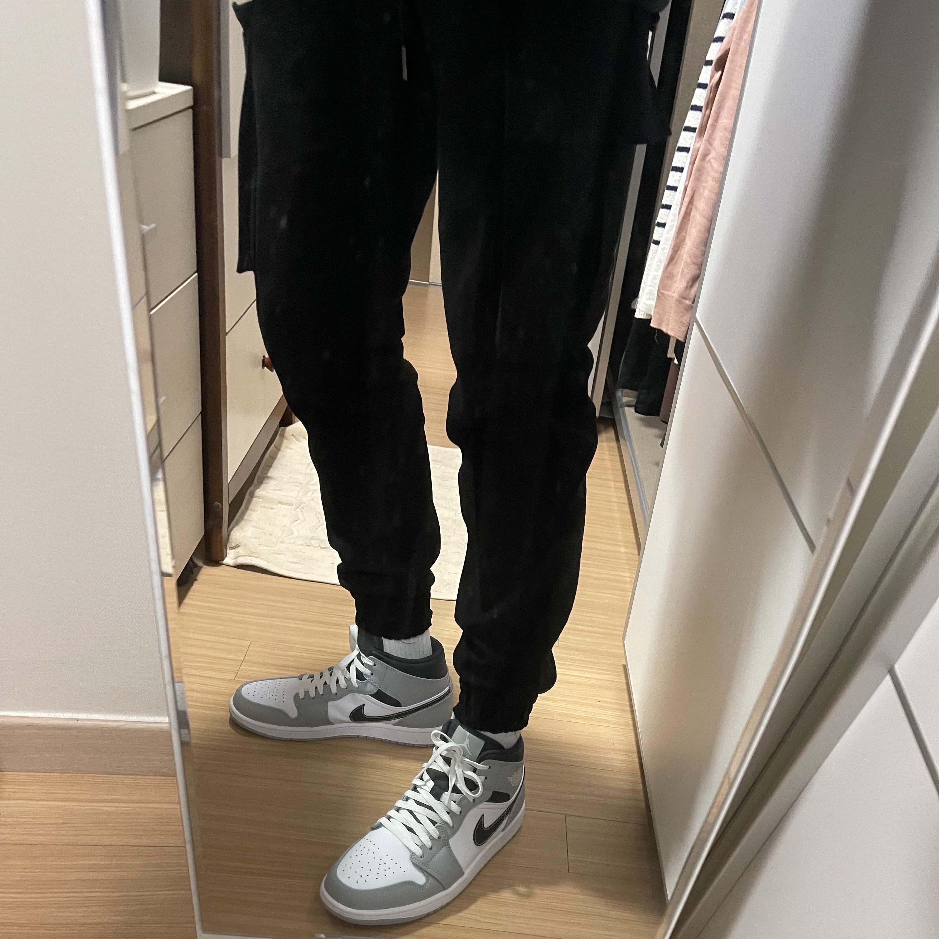Jordan 1 Mid Light Smoke Grey Anthracite 착용 스타일