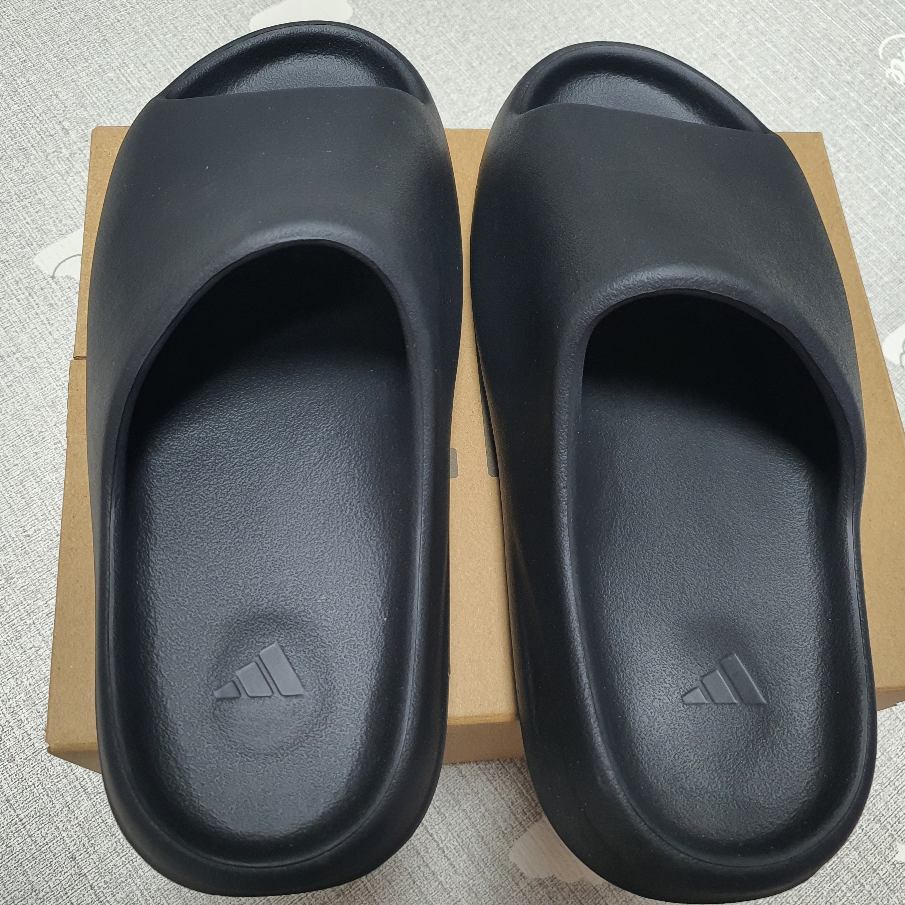 Adidas Yeezy Slide Onyx 착용 스타일 - 2