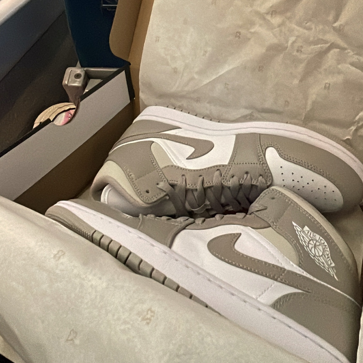Jordan 1 Mid College Grey 착용 스타일