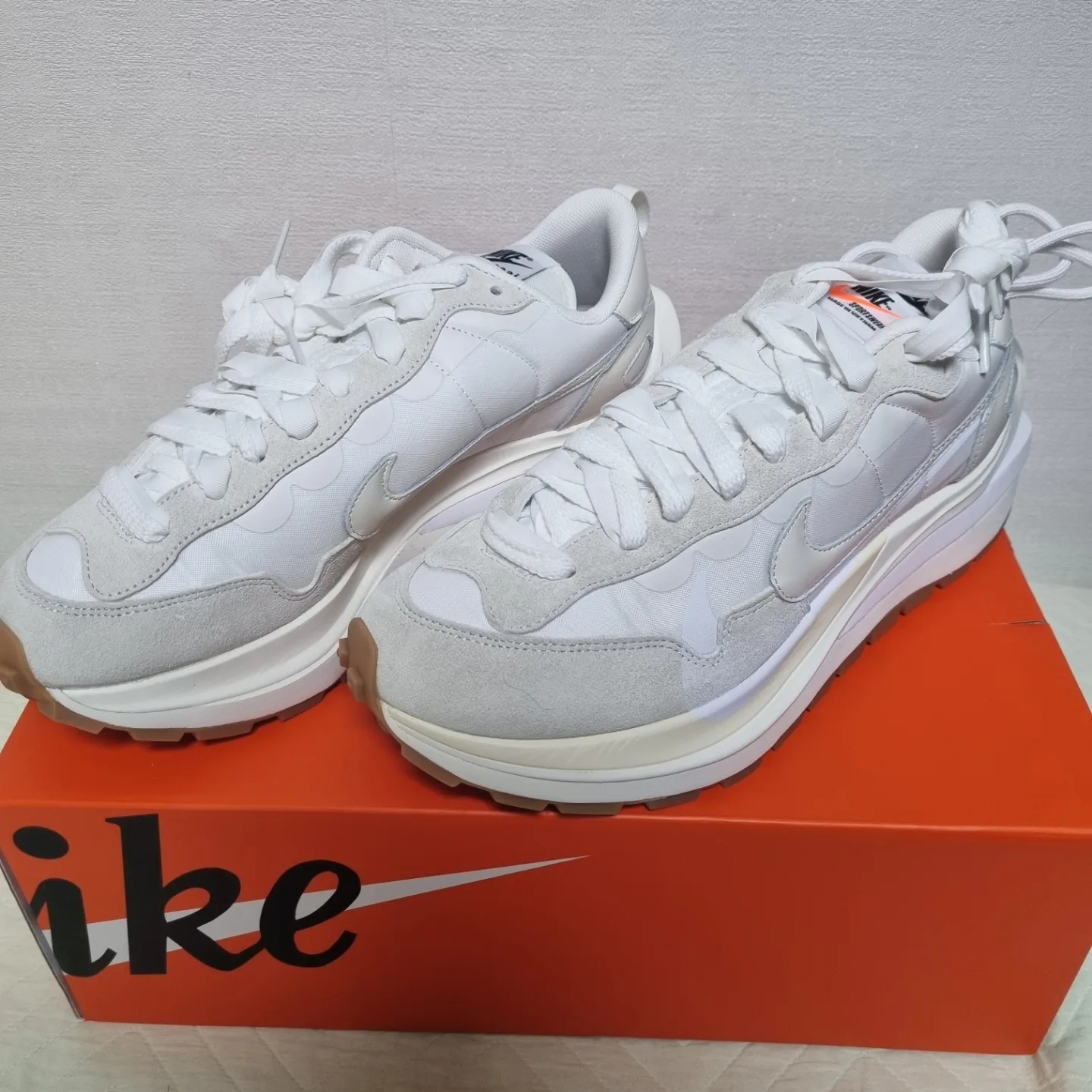 Nike x Sacai VaporWaffle White and Gum 착용 스타일 - 4