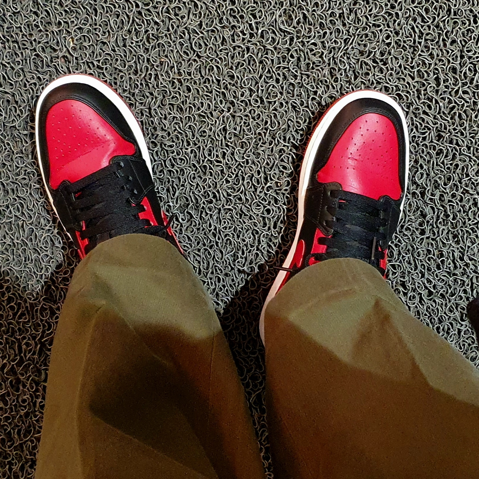 Jordan 1 Mid Bred Banned 2020 착용 스타일 - 1