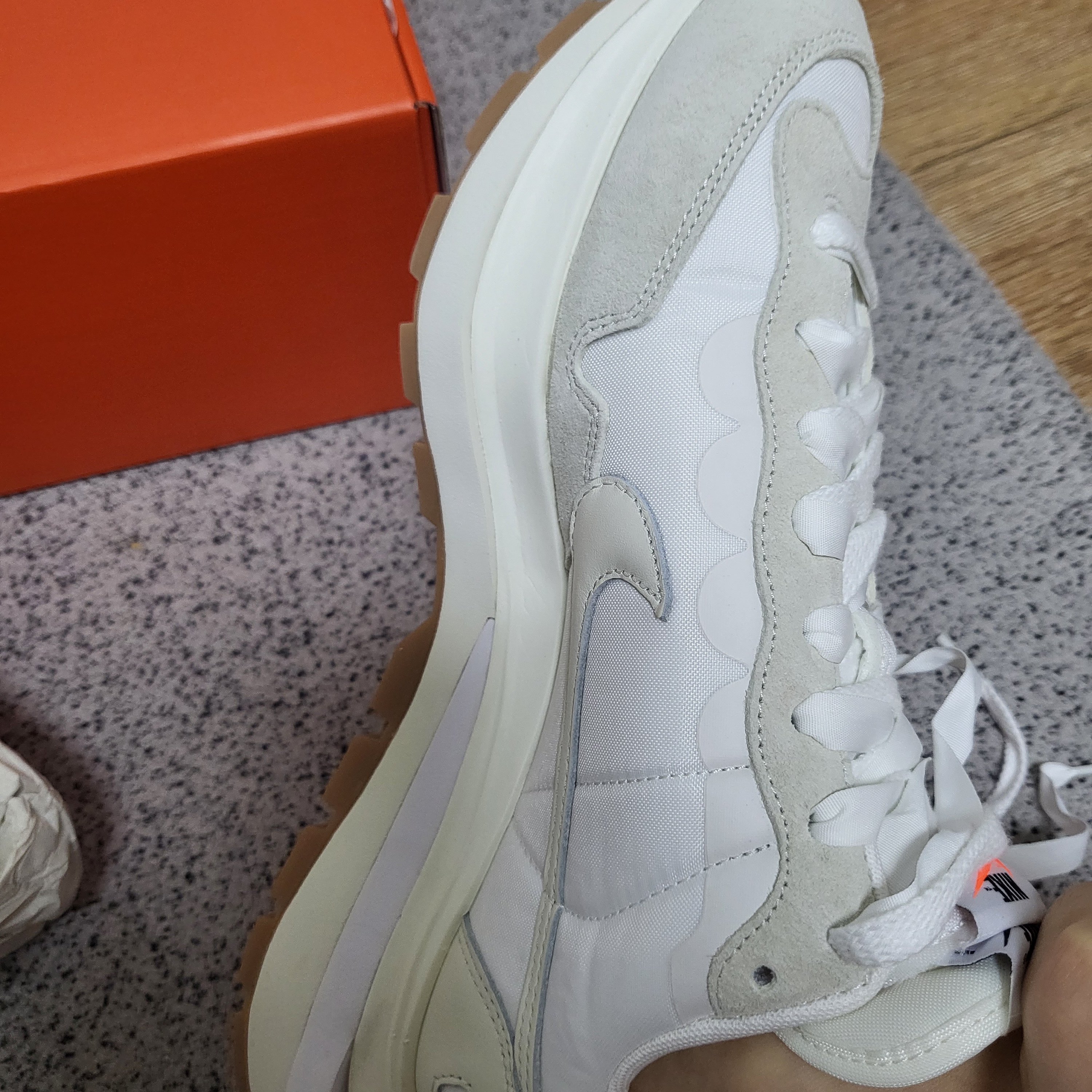 Nike x Sacai VaporWaffle White and Gum 착용 스타일 - 1