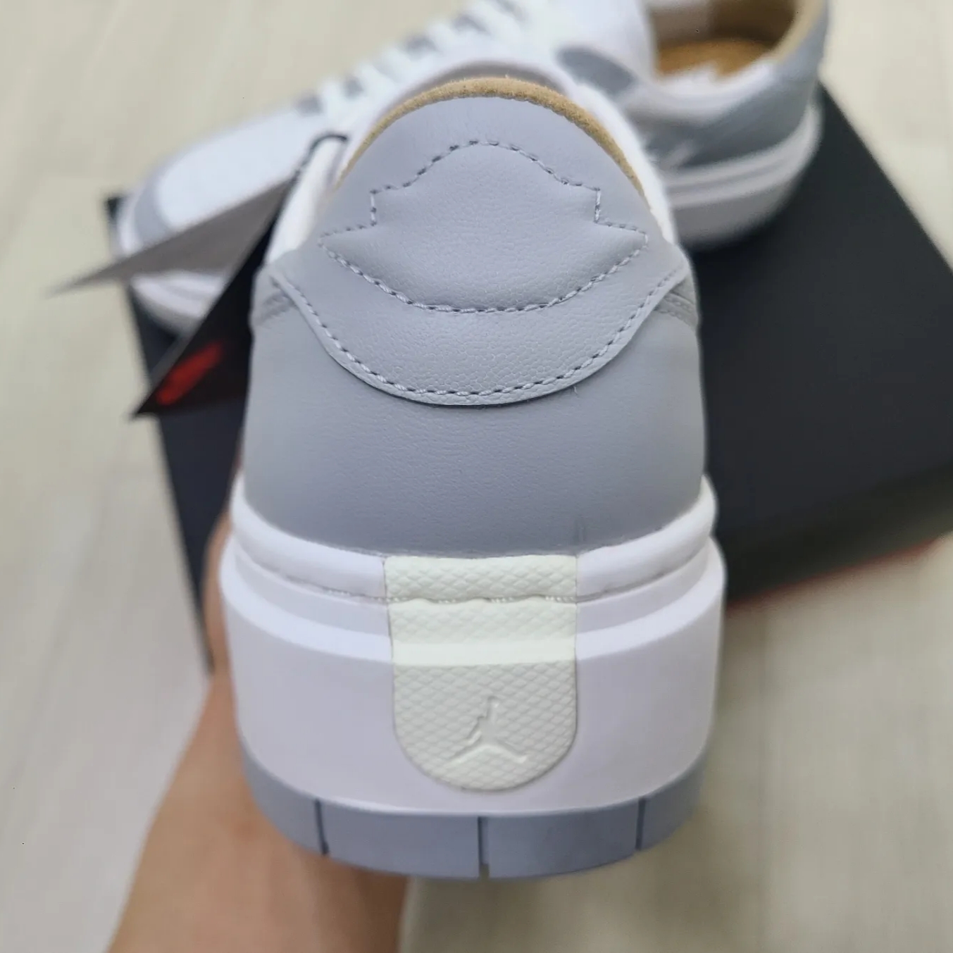 (W) Jordan 1 Elevate Low White and Wolf Grey 착용 스타일 - 3