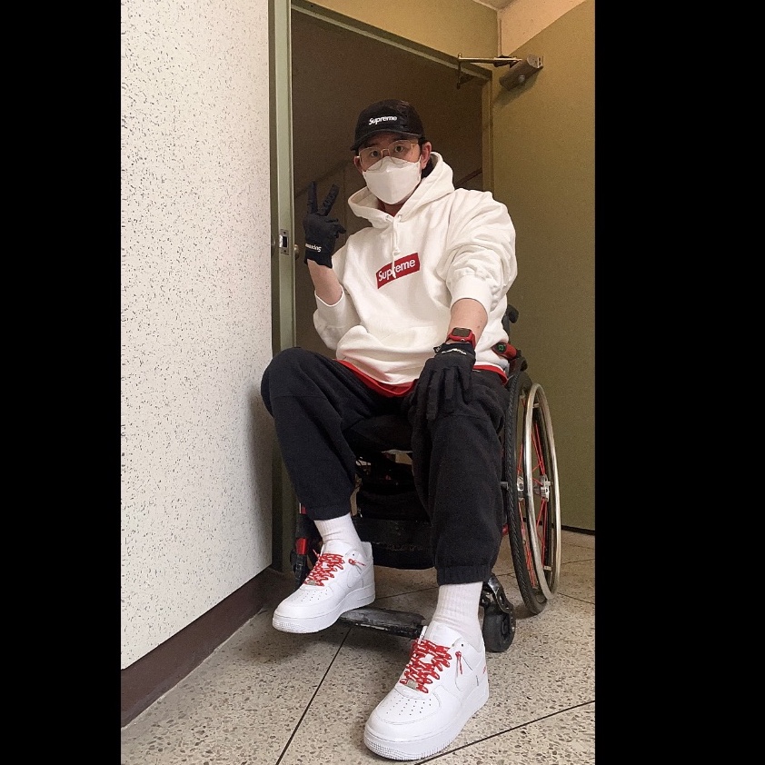 Nike x Supreme Air Force 1 Low White, Supreme Box Logo Hooded Sweatshirt White - 21FW 착용 스타일