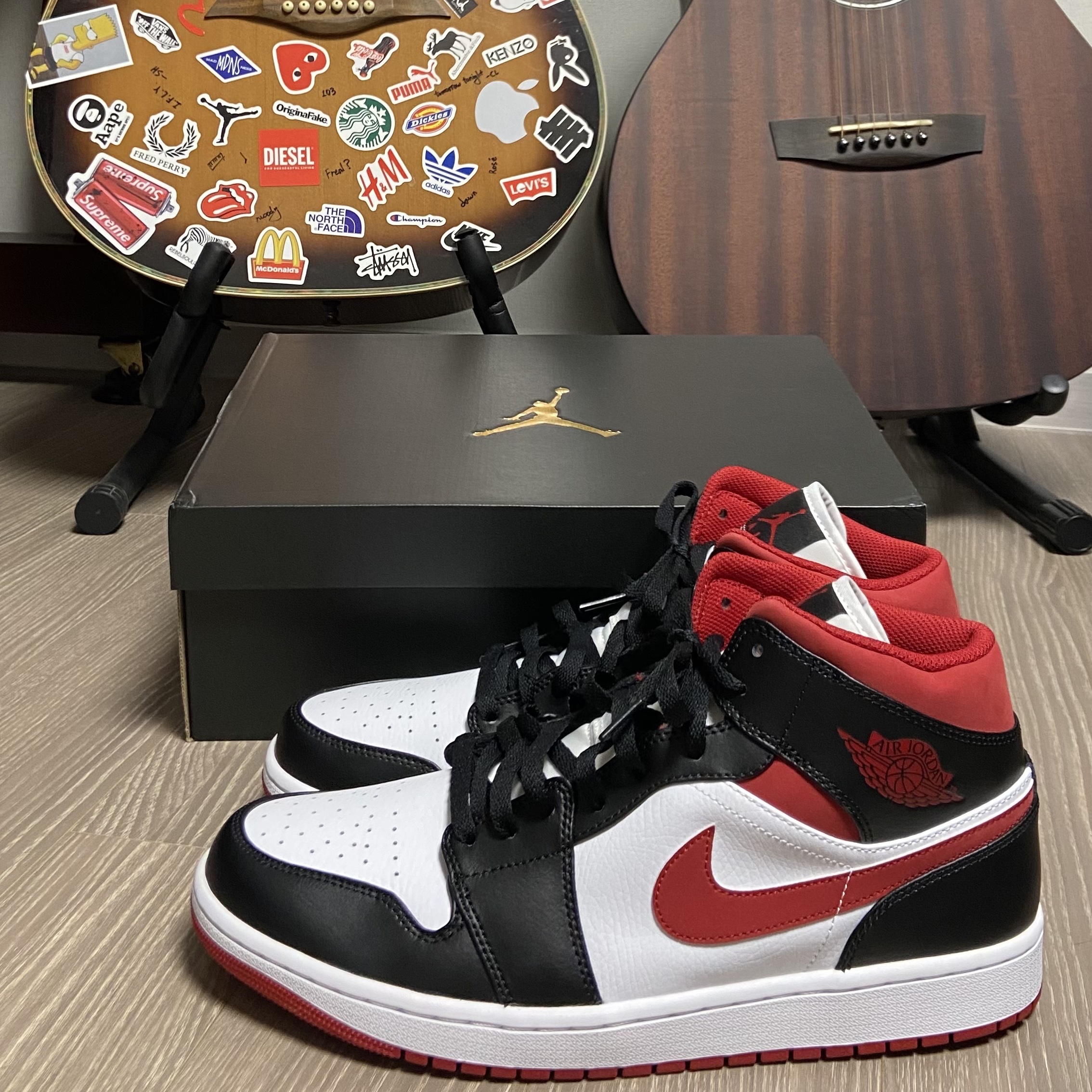 Jordan 1 Mid Gym Red Black White 착용 스타일 - 2