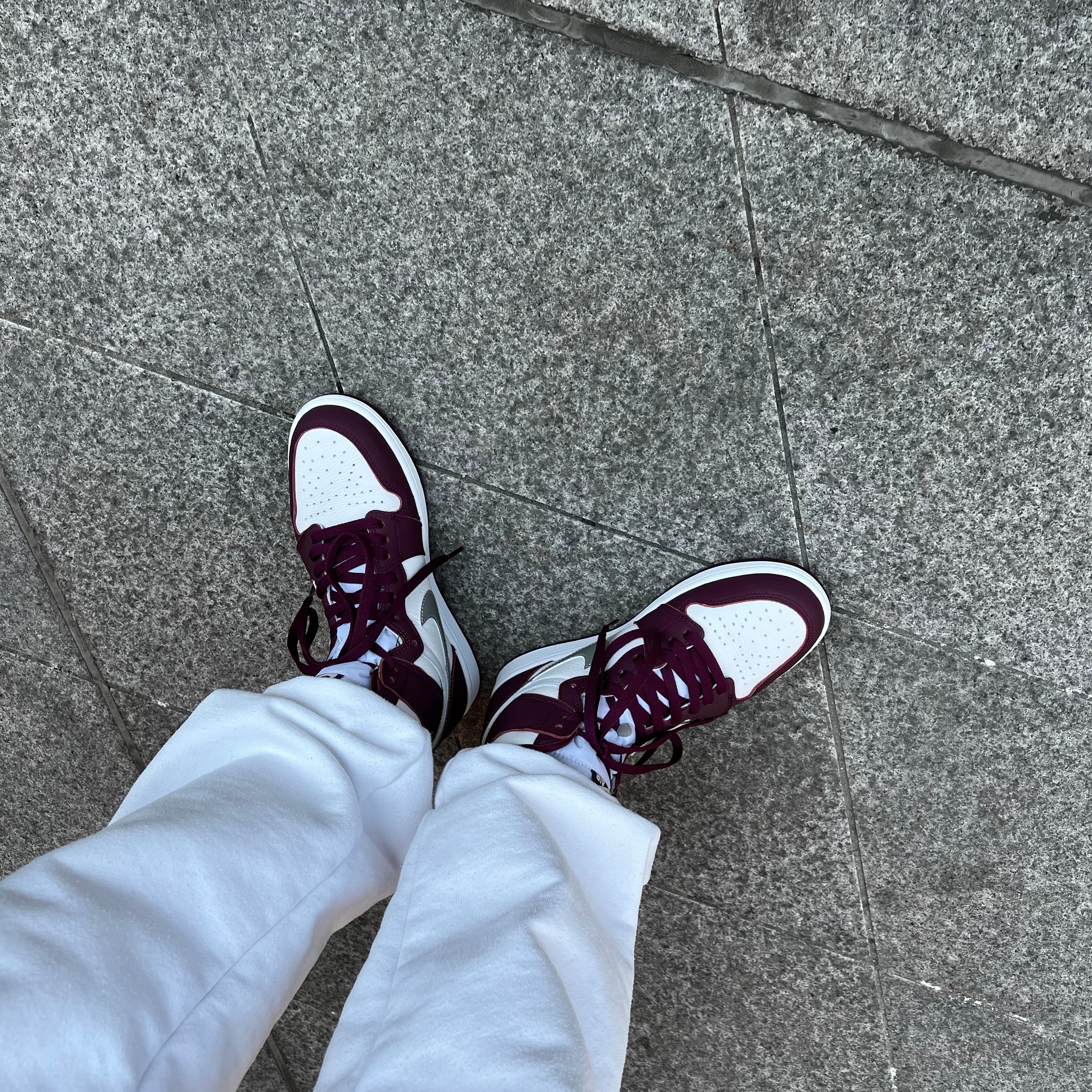 Jordan 1 Retro High OG Bordeaux 착용 스타일 - 3