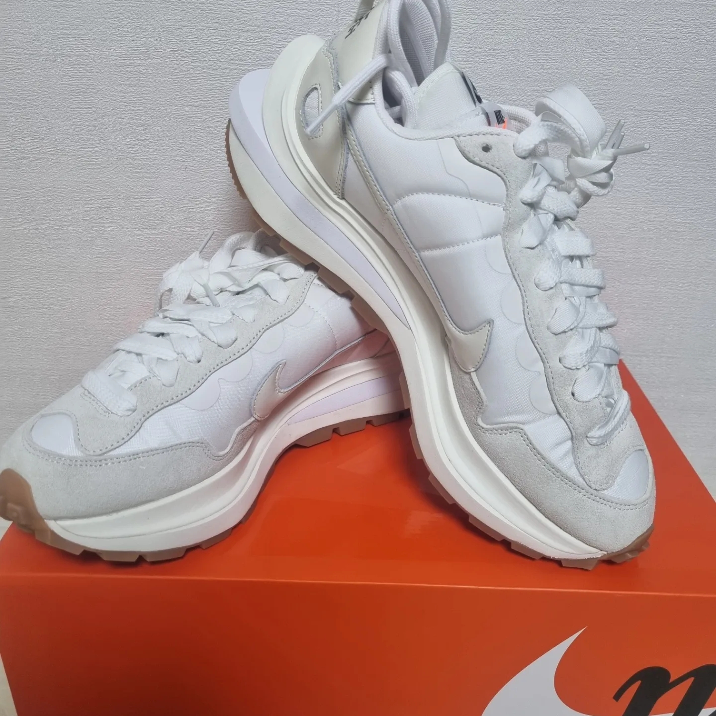 Nike x Sacai VaporWaffle White and Gum 착용 스타일 - 2