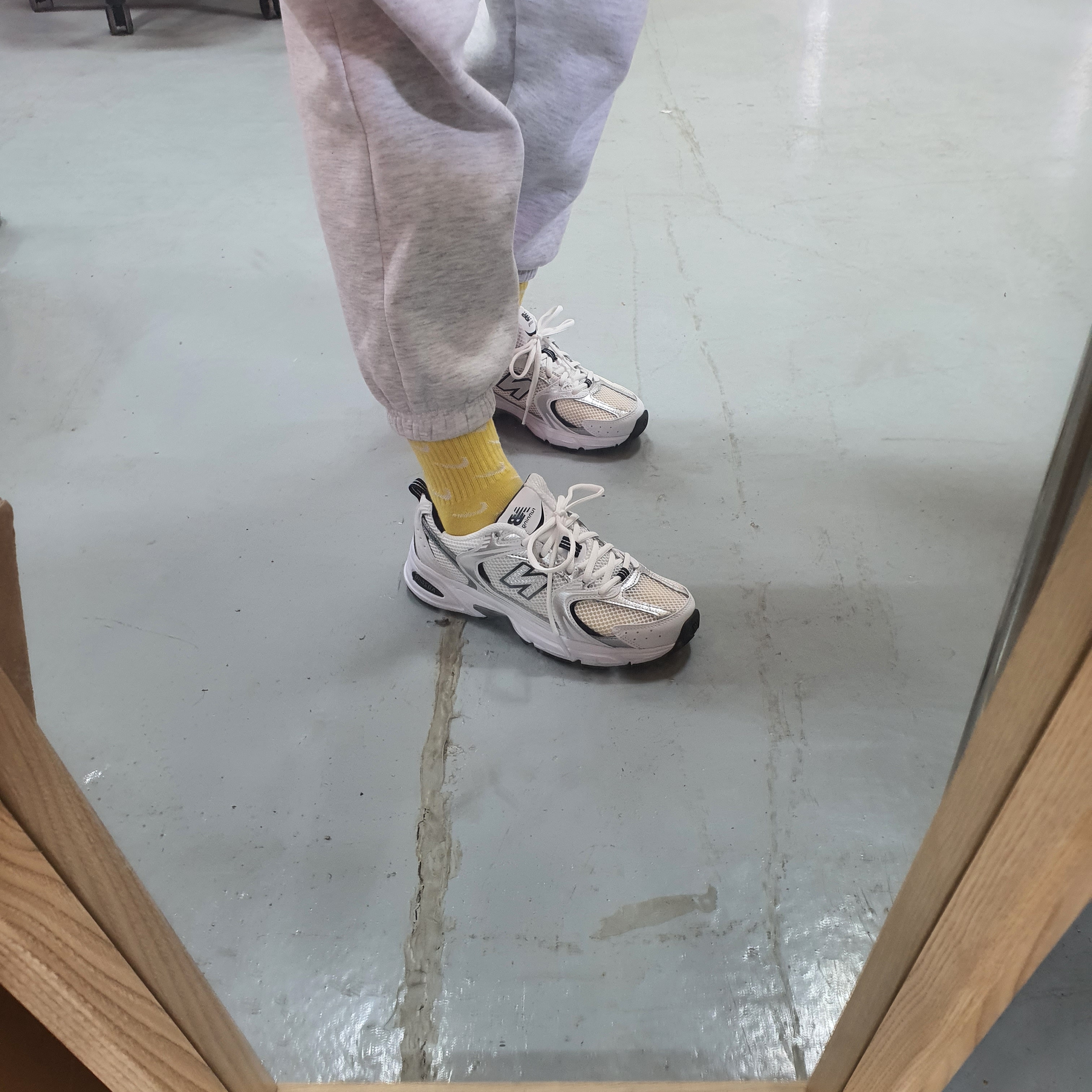 New Balance 530 White 착용 스타일 - 1