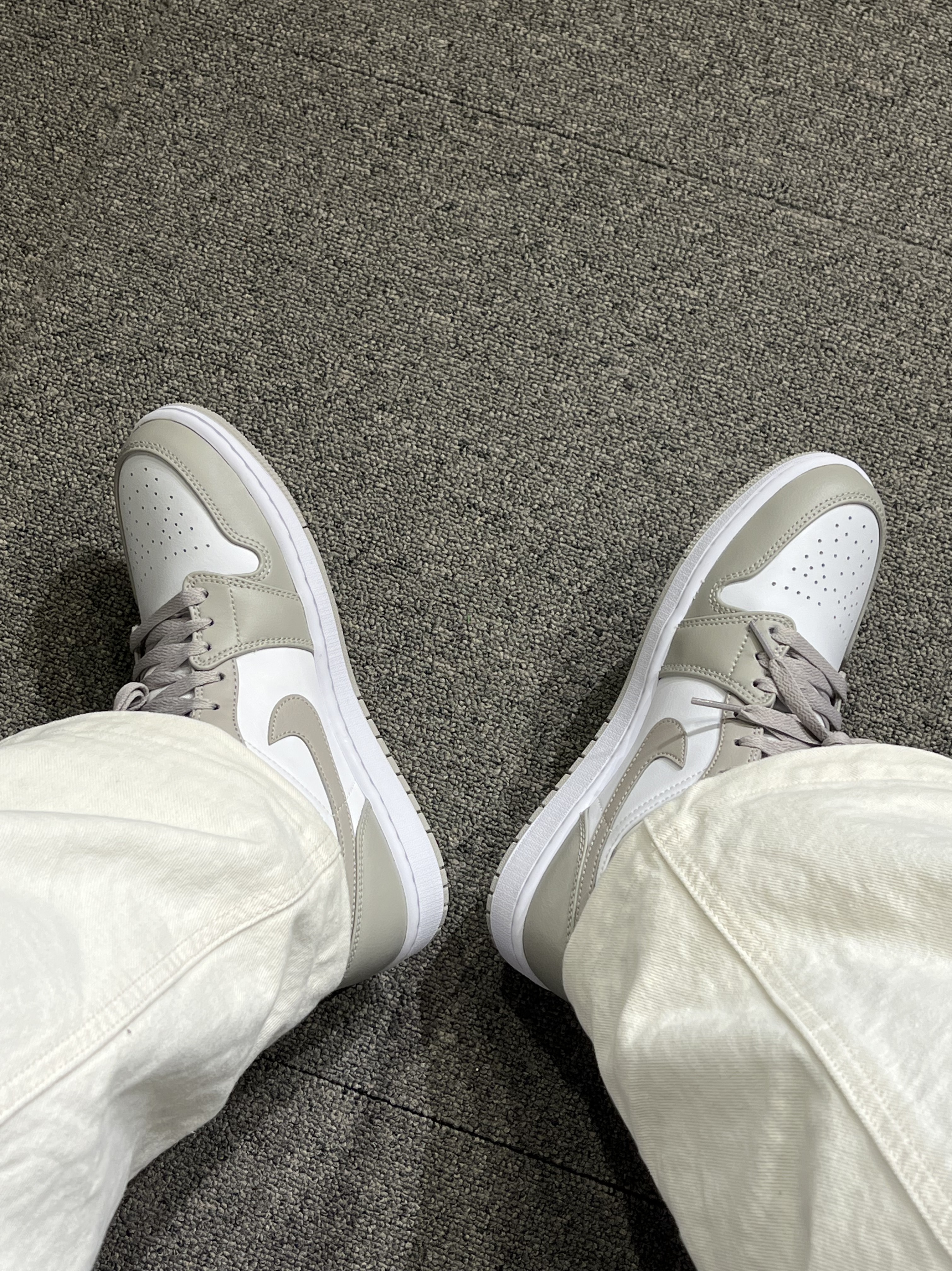 Jordan 1 Mid College Grey 착용 스타일 - 5