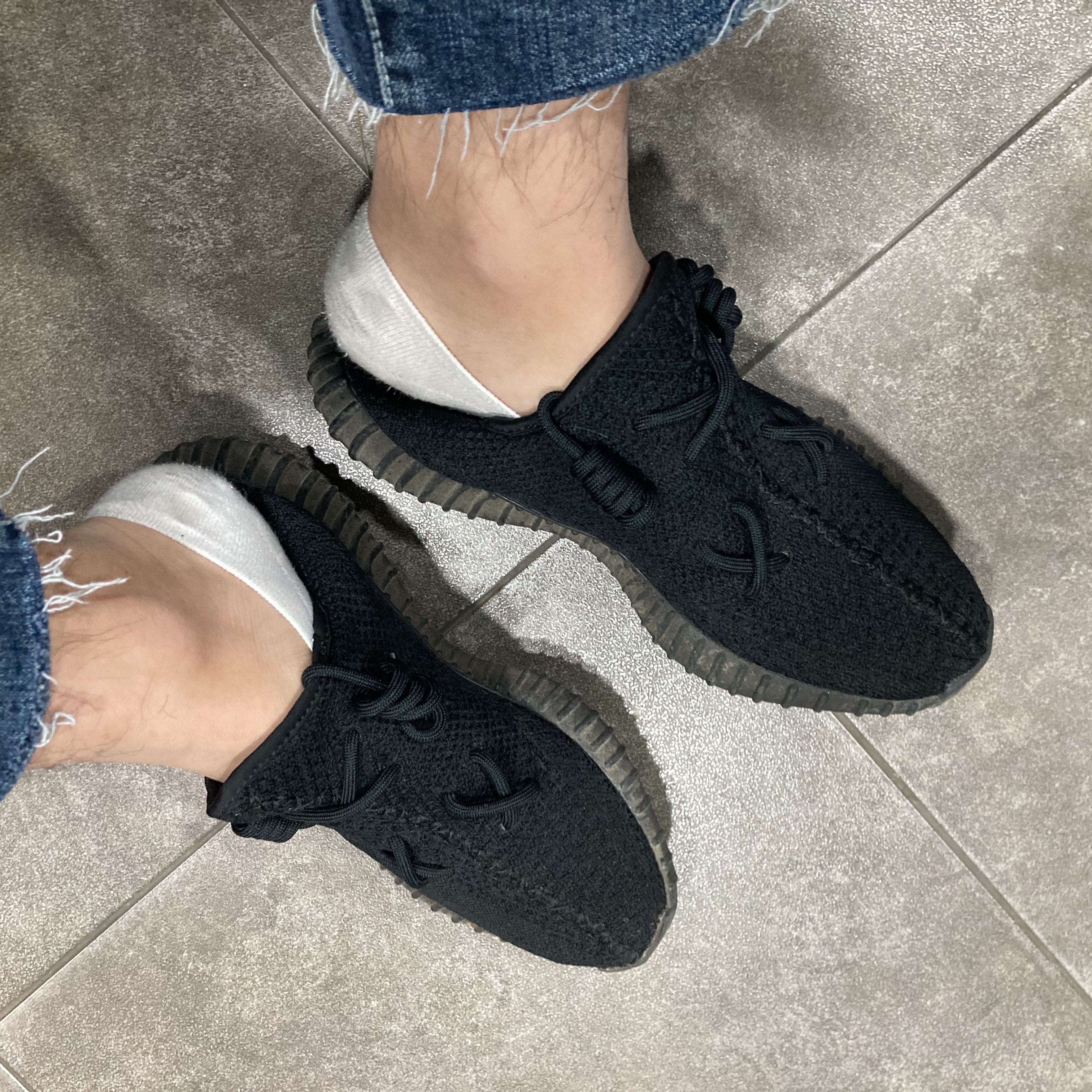 Adidas Yeezy Boost 350 V2 Black Red 2020 착용 스타일