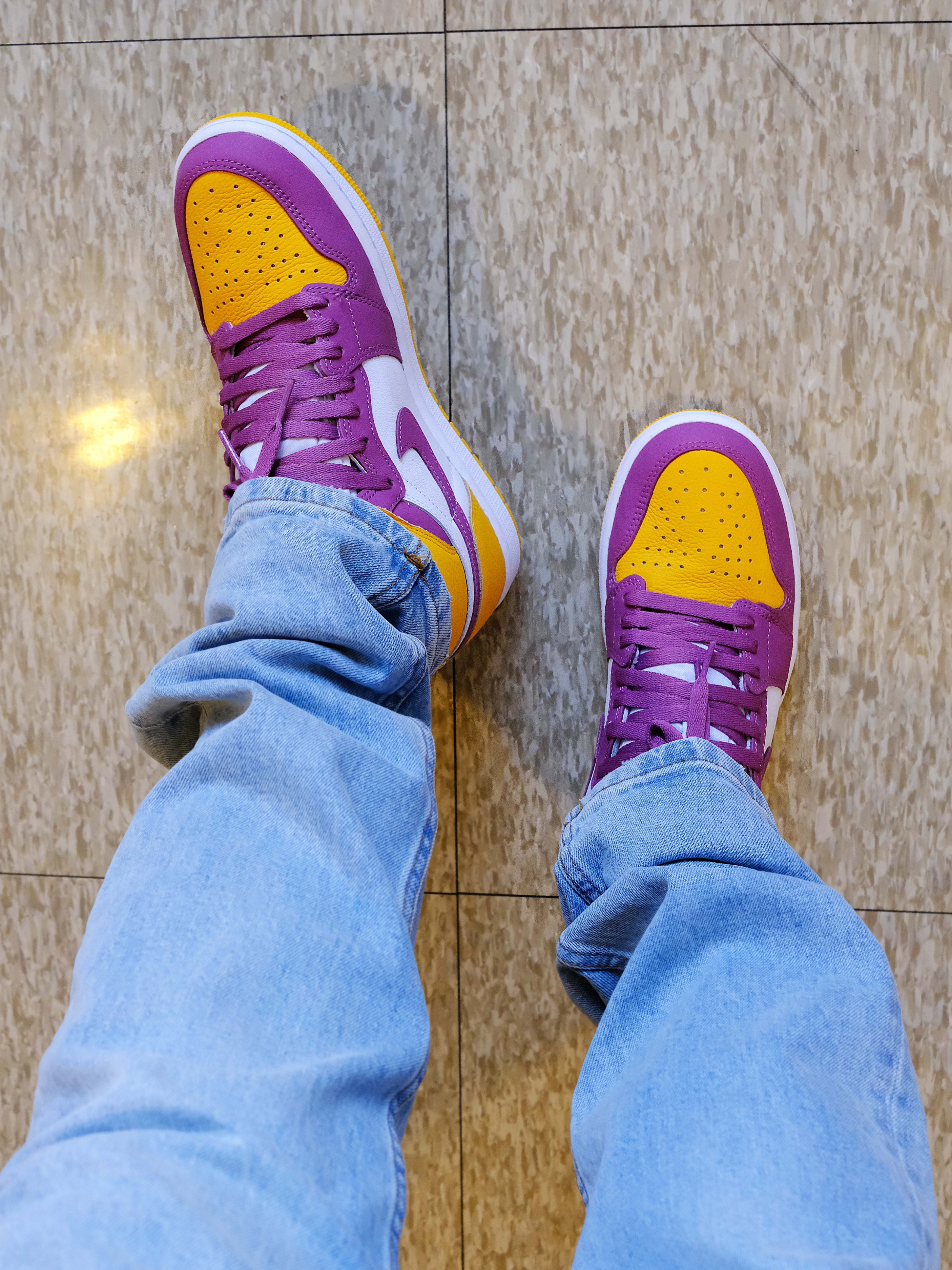 Jordan 1 Retro High OG University Gold Light Bordeaux, (GS) Jordan 1 Retro High OG University Gold Light Bordeaux 착용 스타일 - 5