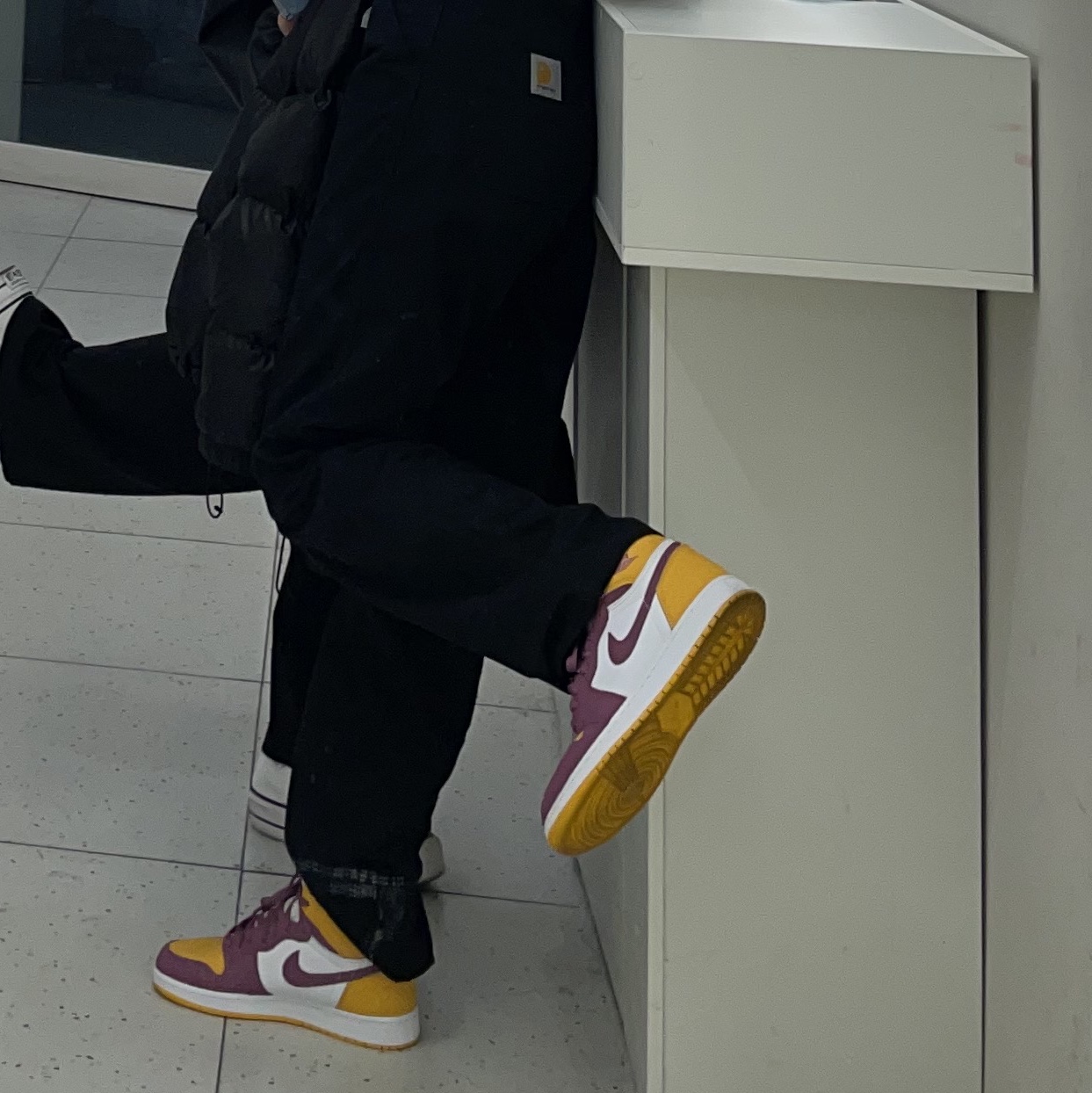 Jordan 1 Retro High OG University Gold Light Bordeaux 착용 스타일 - 2