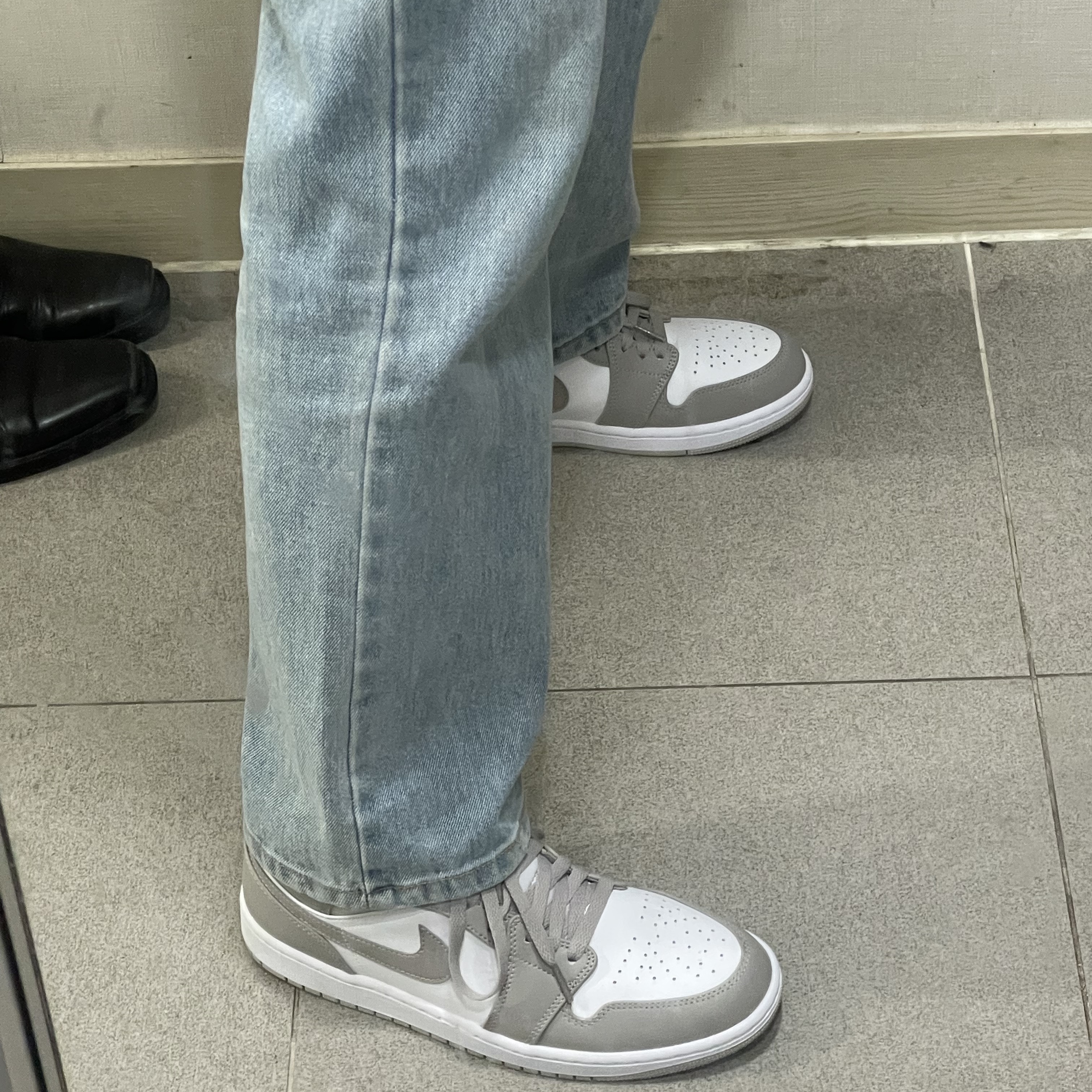 Jordan 1 Mid College Grey 착용 스타일