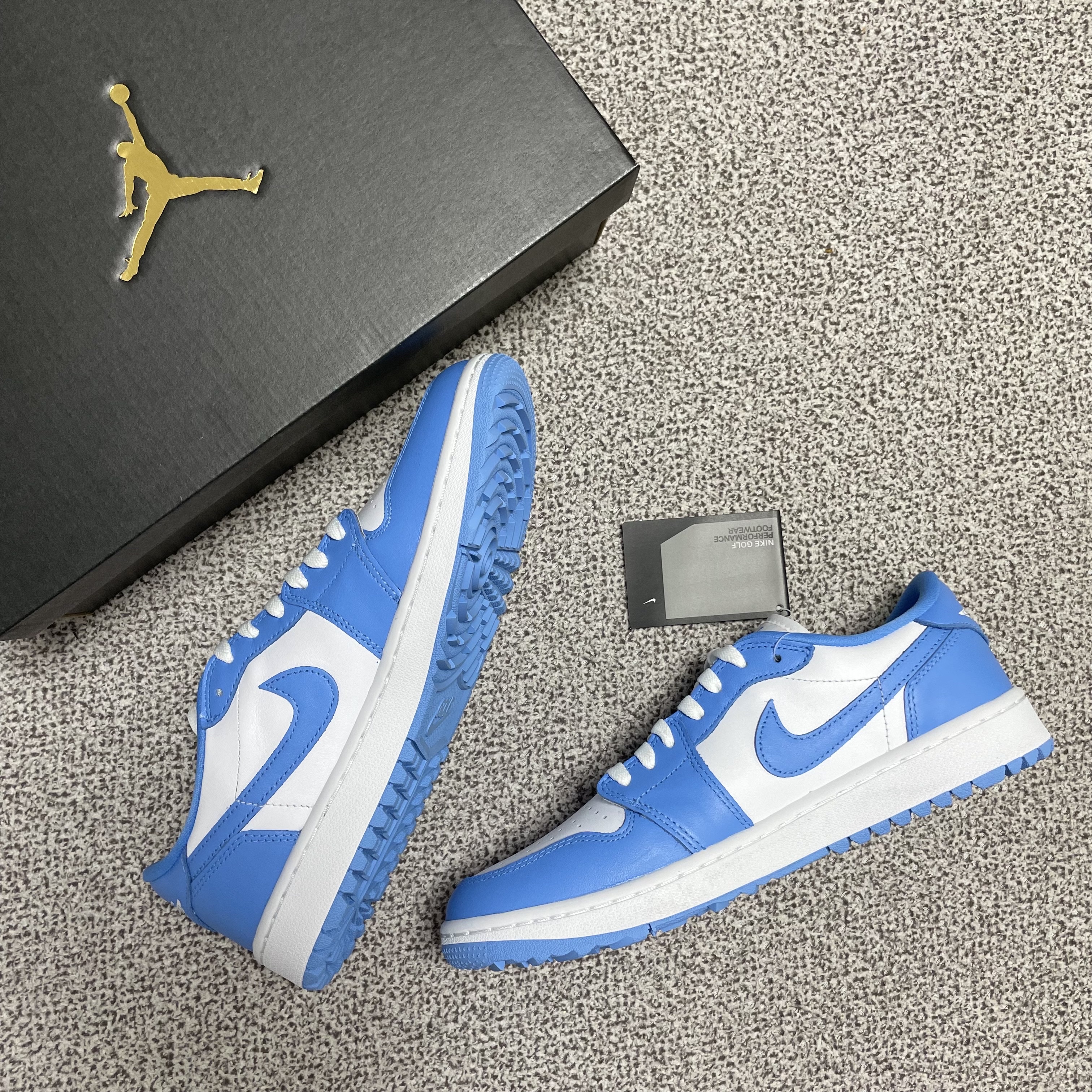 Jordan 1 Low Golf White and University Blue 착용 스타일