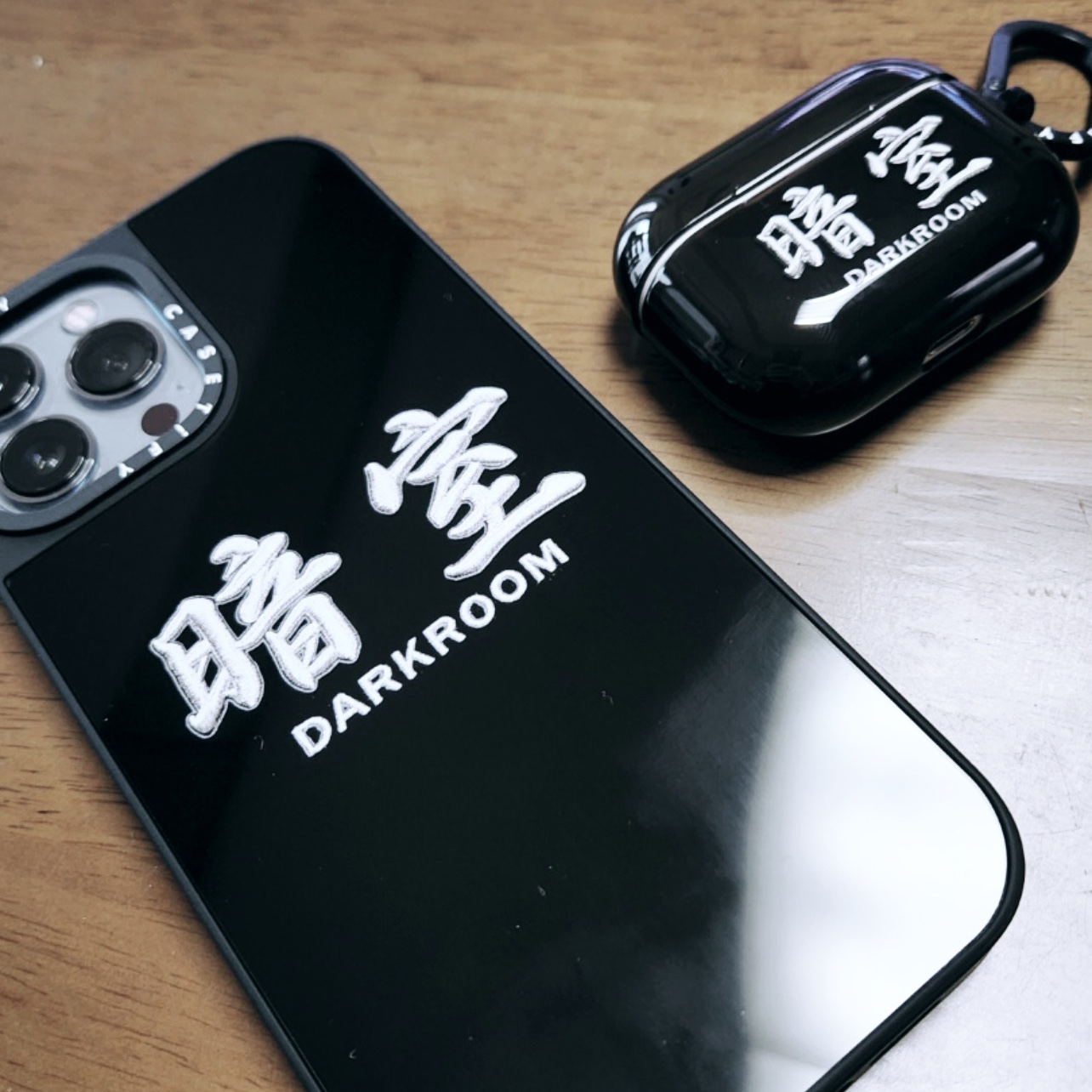 Casetify x Darkr8m Studio Silver Stitch Logo AirPods Pro Case TPU Black, Casetify x Darkr8m Studio Silver Stitch Logo Impact iPhone Case Double Black 착용 스타일