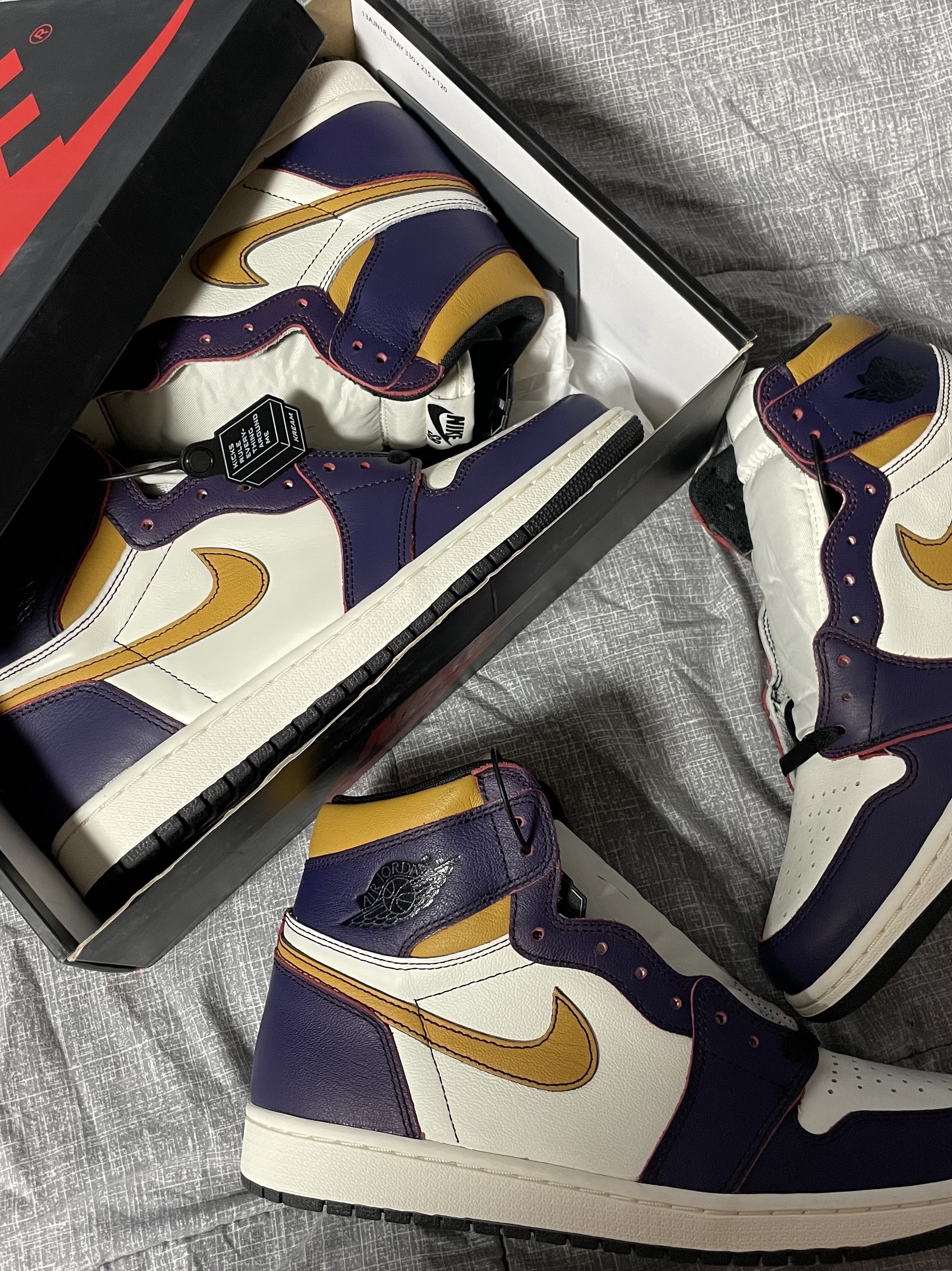 Jordan 1 Retro High OG Defiant SB LA to Chicago, Stussy x CDG Laguna Beach T-Shirt White 착용 스타일 - 3