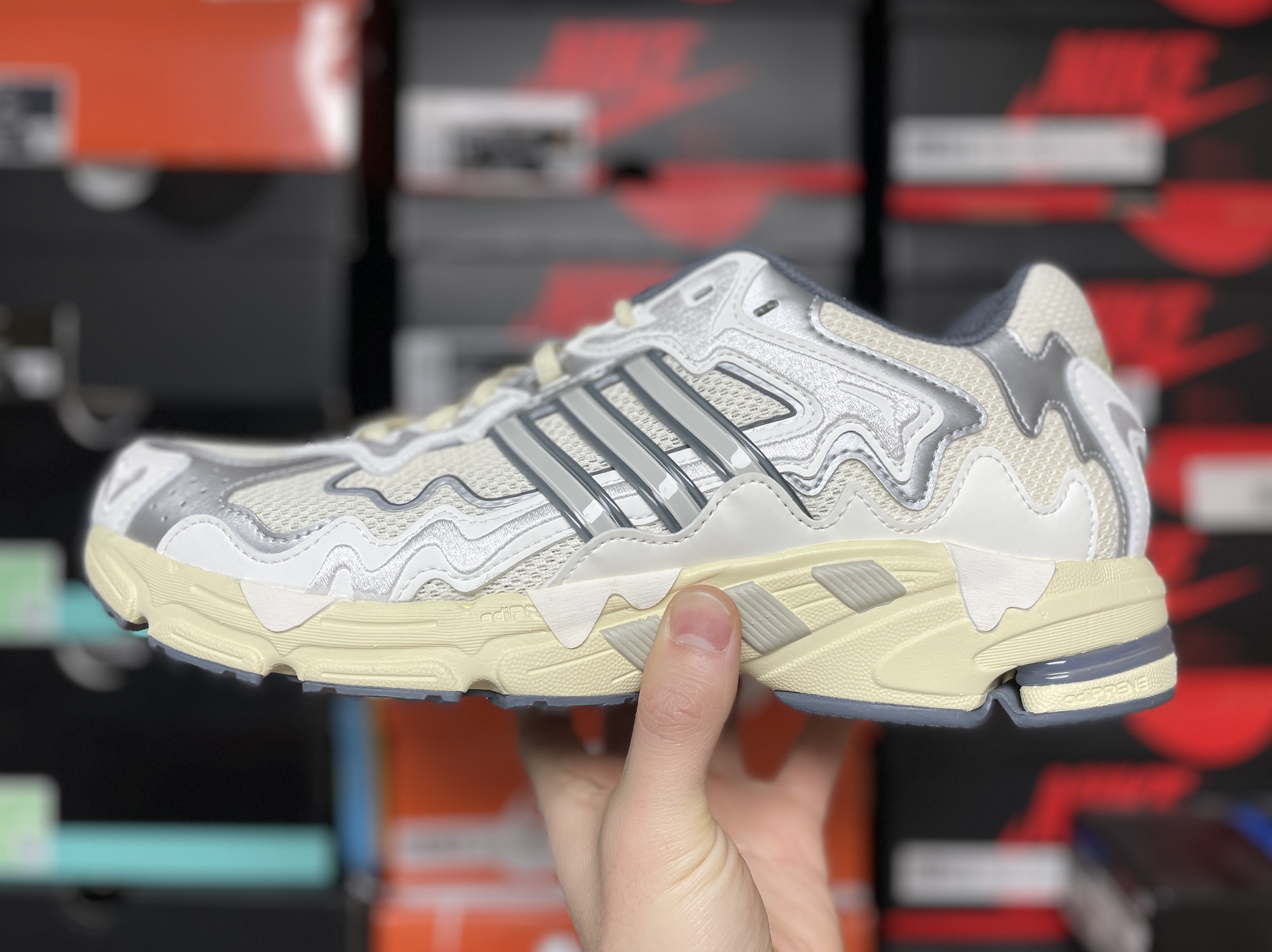 Adidas x Bad Bunny Response CL White Sand 착용 스타일