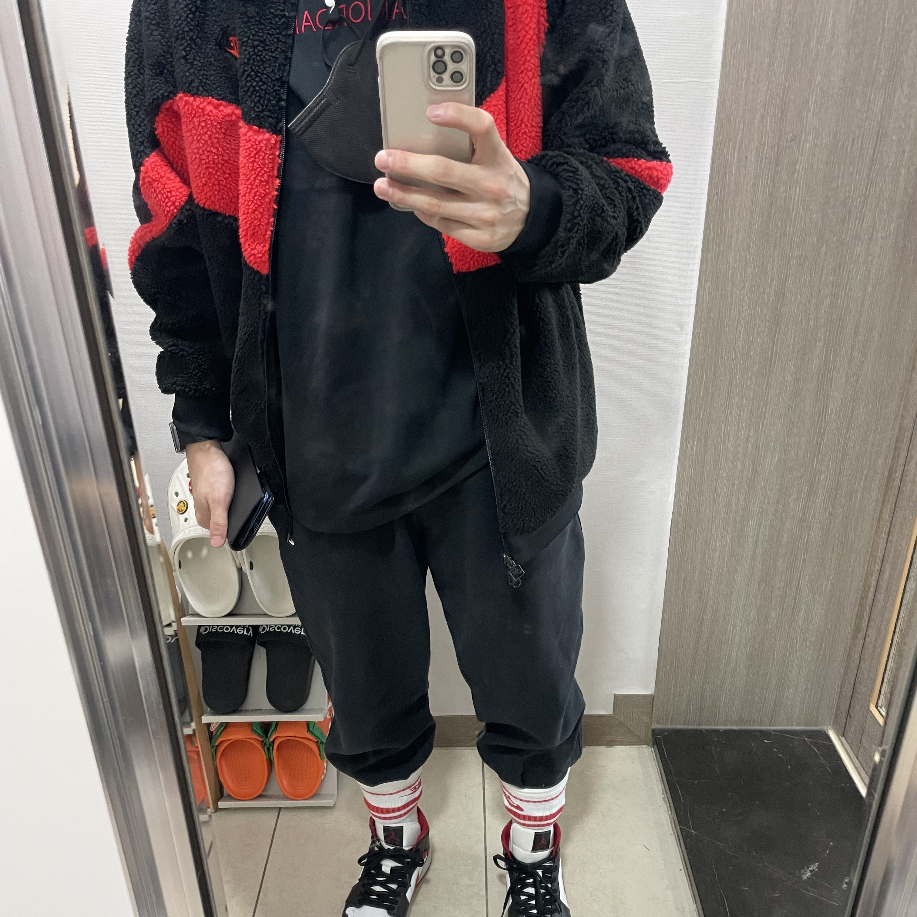 Nike Big Swoosh Full Zip Jacket Black Chili Red, Jordan 1 Mid Gym Red Black White 착용 스타일