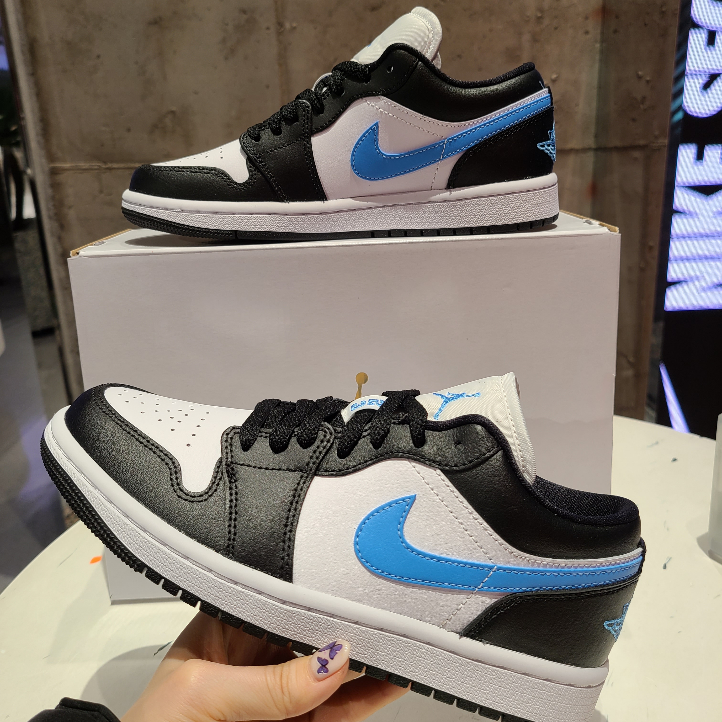 (W) Jordan 1 Low Black University Blue 착용 스타일 - 2