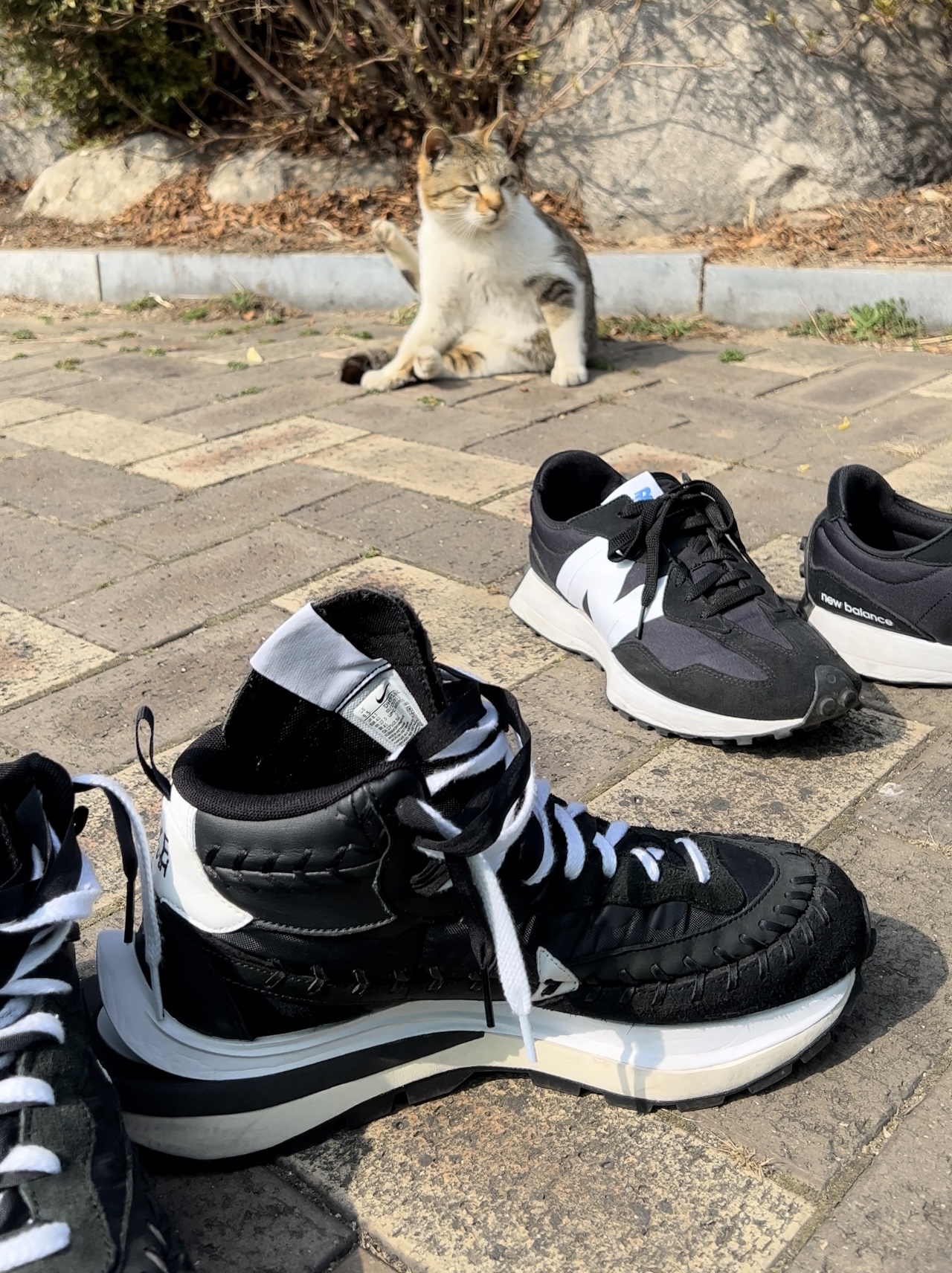 Nike x Sacai x Jean Paul Gaultier VaporWaffle Black White, New Balance 327 Black 착용 스타일 - 2