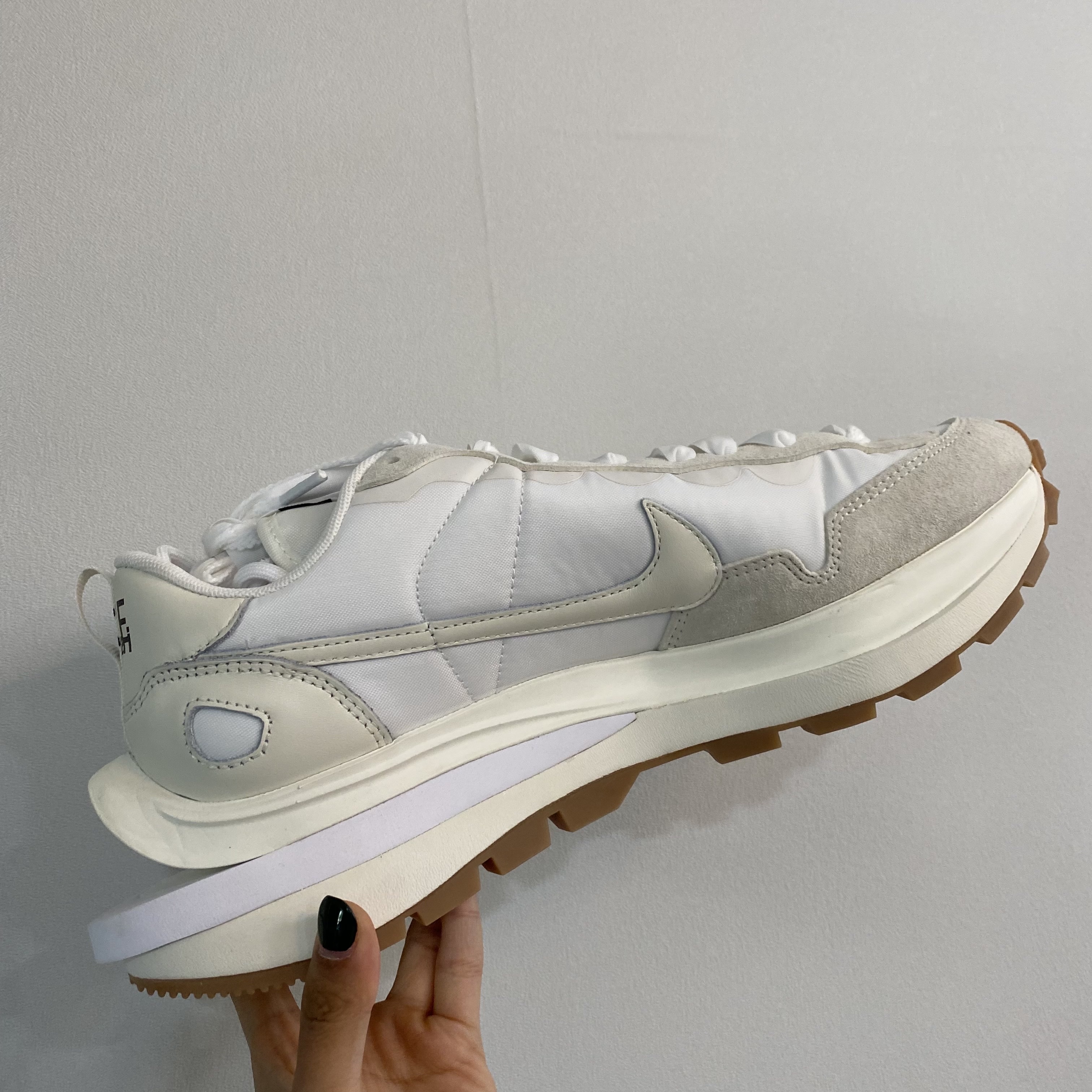 Nike x Sacai VaporWaffle White and Gum 착용 스타일 - 3