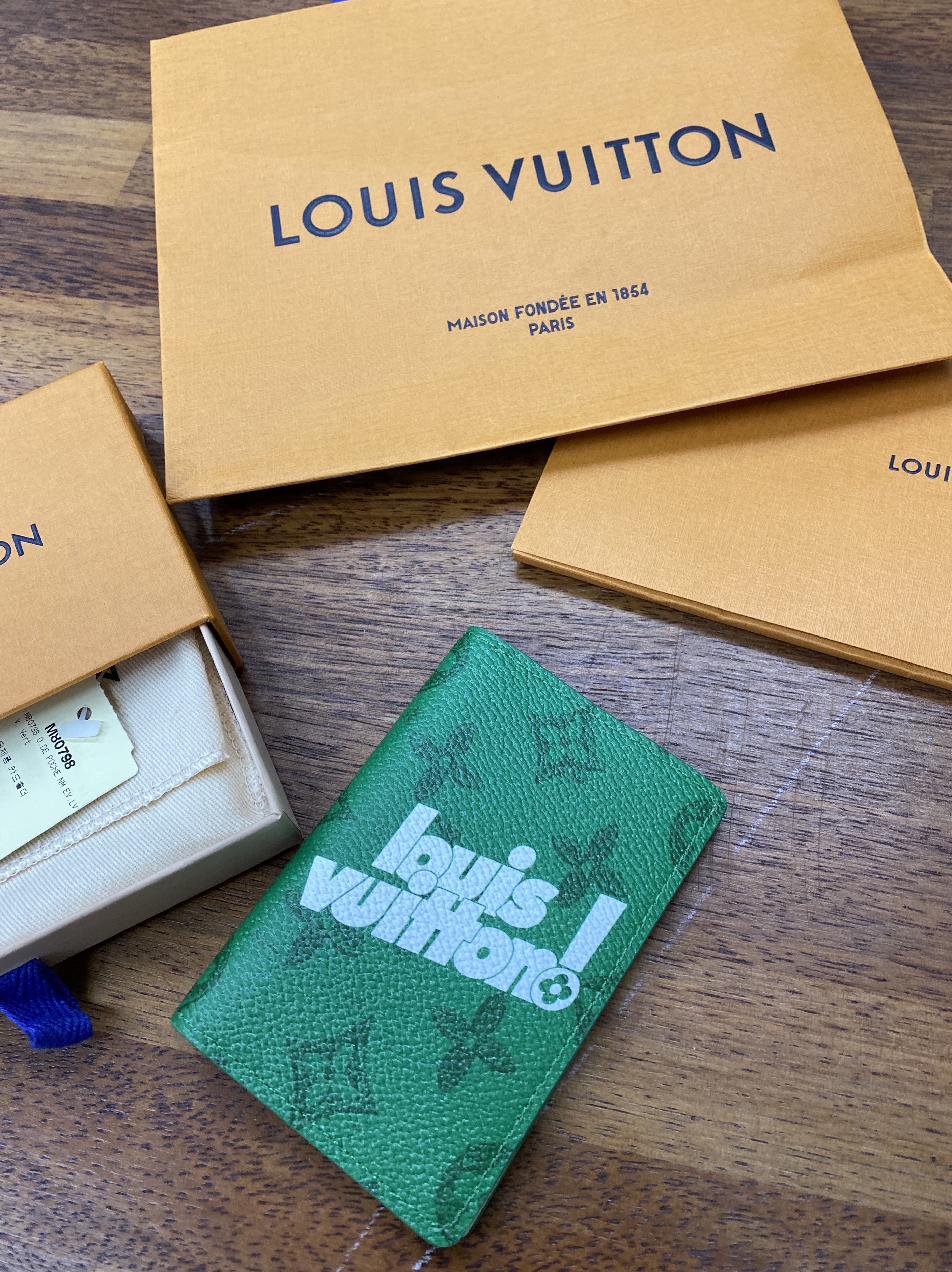 Louis Vuitton Pocket Organizer Everyday LV Vintage Monogram Vert 착용 스타일 - 1