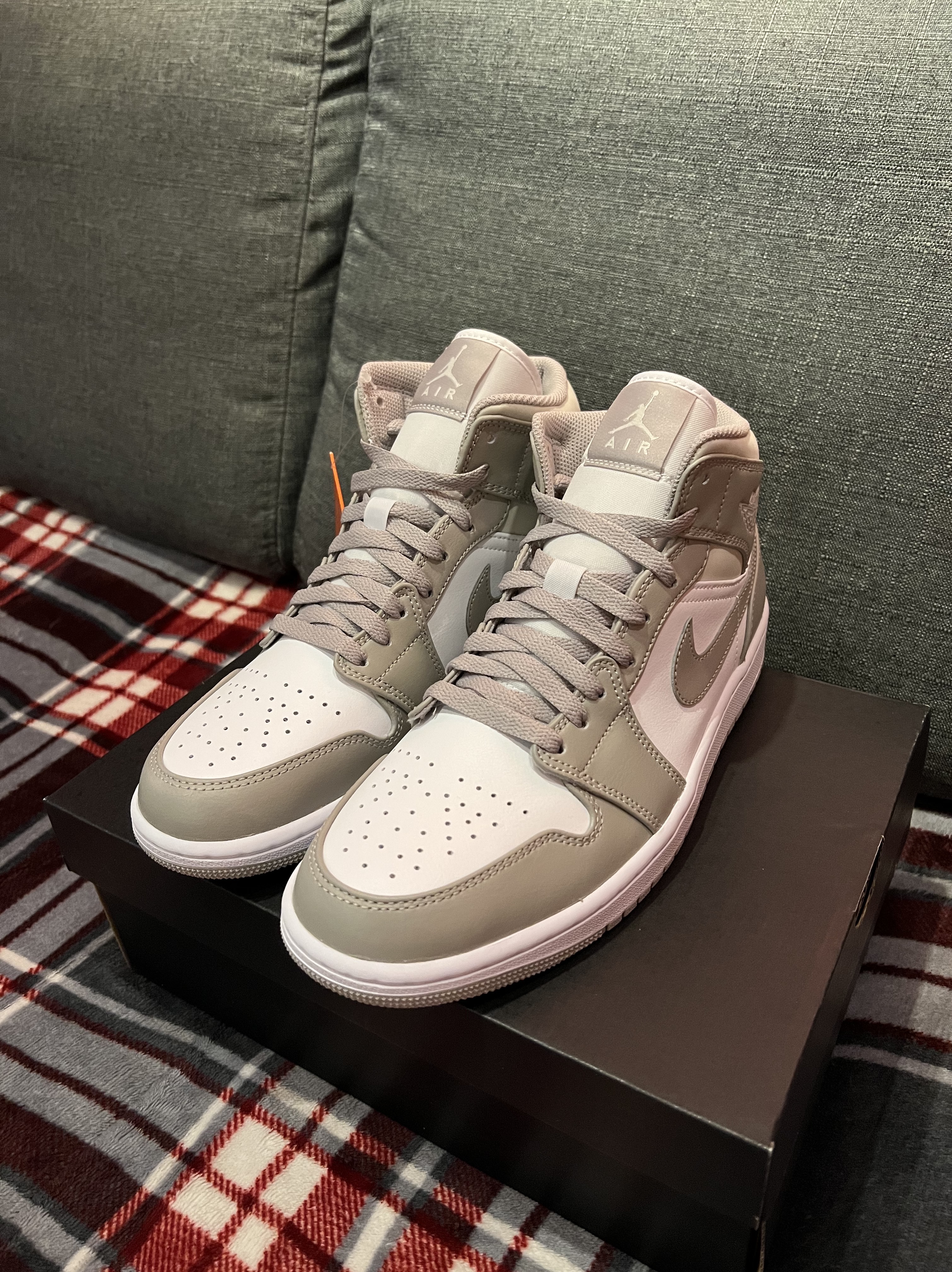 Jordan 1 Mid College Grey 착용 스타일 - 3