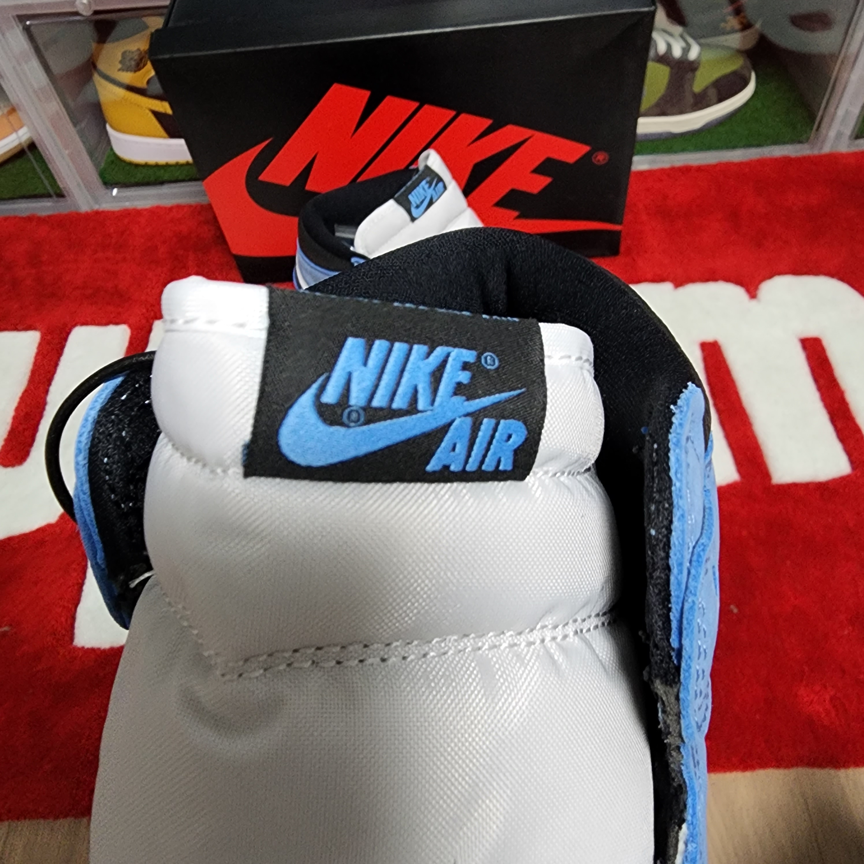 Jordan 1 Retro High OG University Blue 착용 스타일 - 3