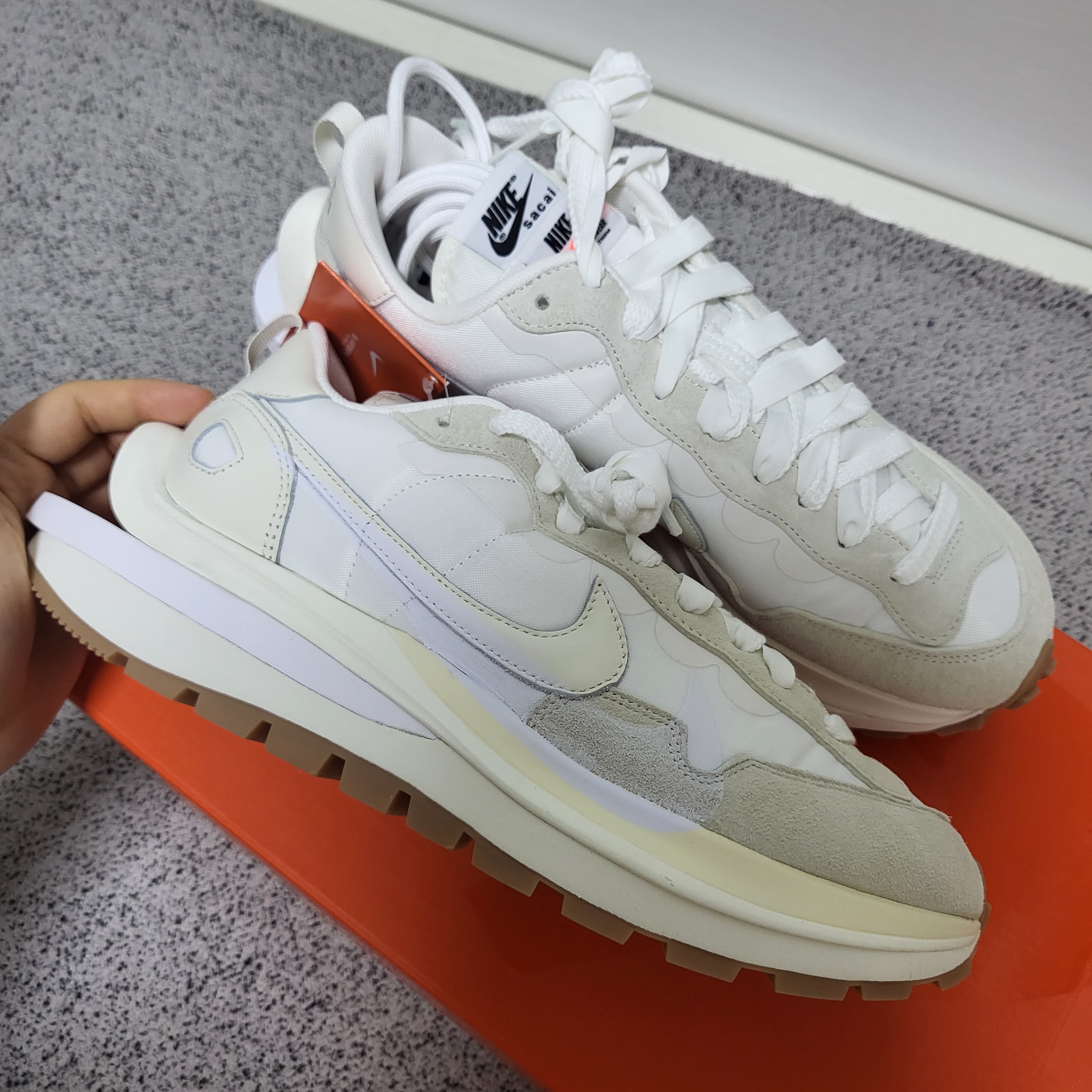 Nike x Sacai VaporWaffle White and Gum 착용 스타일 - 3