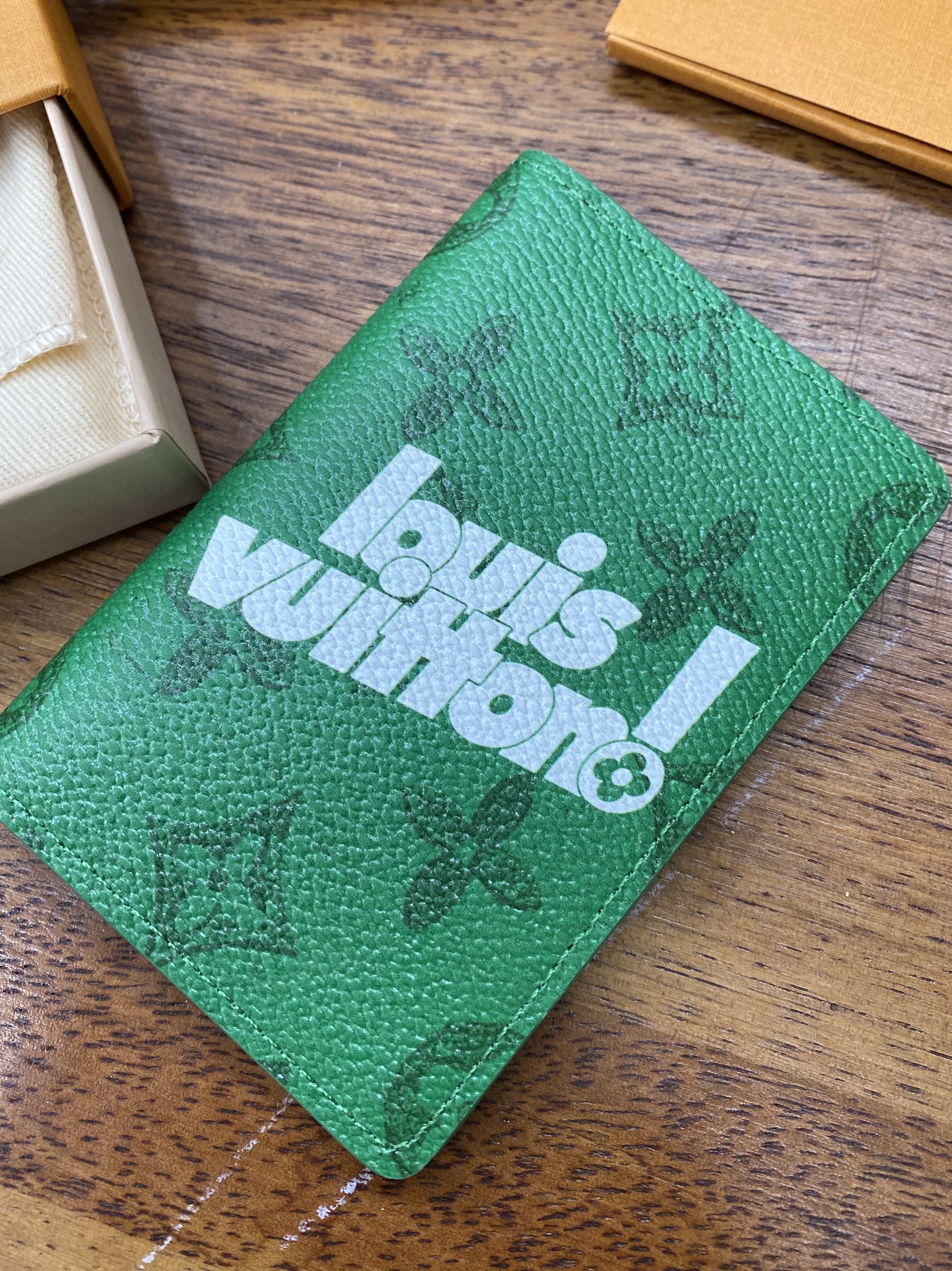 Louis Vuitton Pocket Organizer Everyday LV Vintage Monogram Vert 착용 스타일 - 2