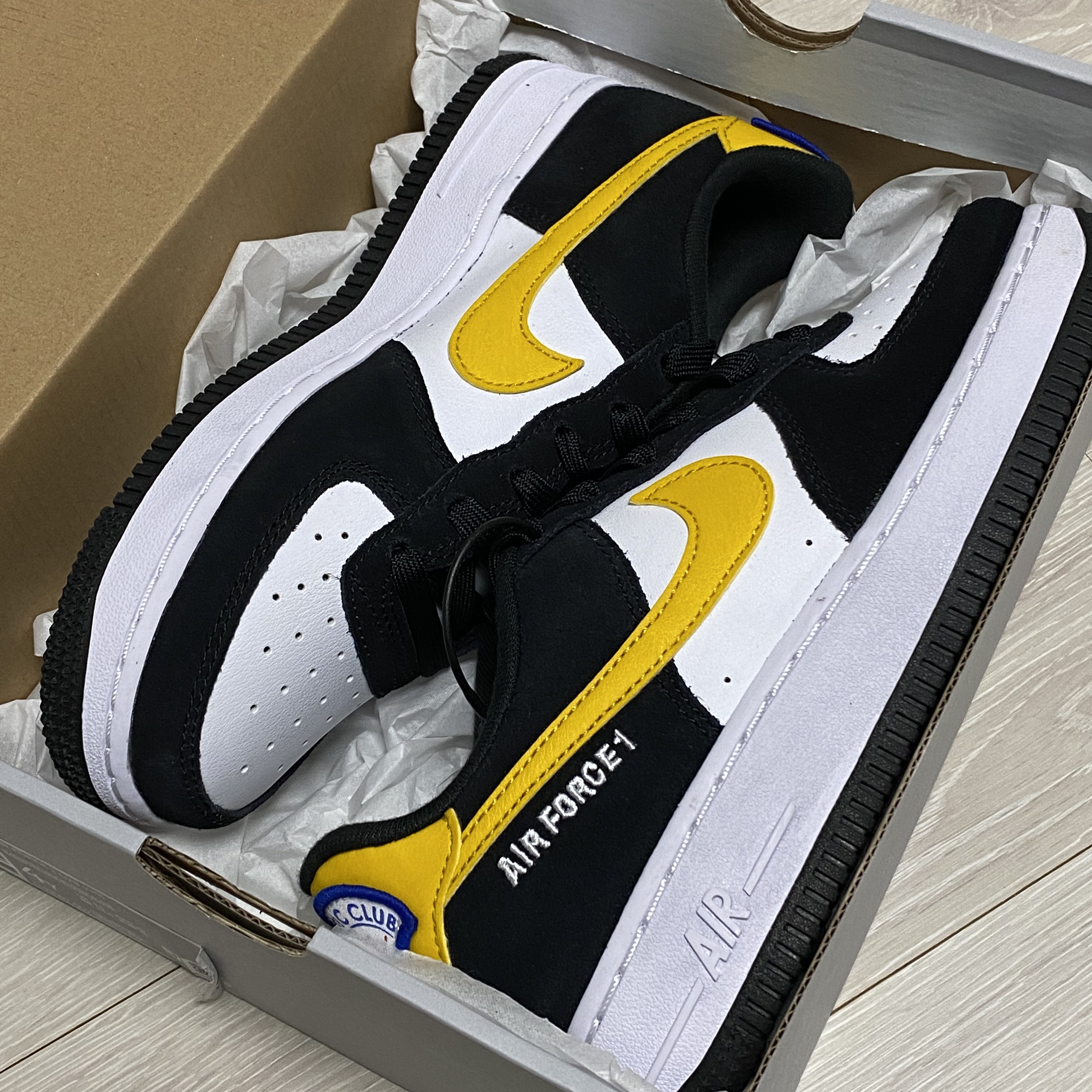 Nike Air Force 1 '07 LV8 Athletic Club Black Dark Sulfur, (GS) Nike Air Force 1 LV8 Athletic Club Black Dark Sulfur 착용 스타일 - 2