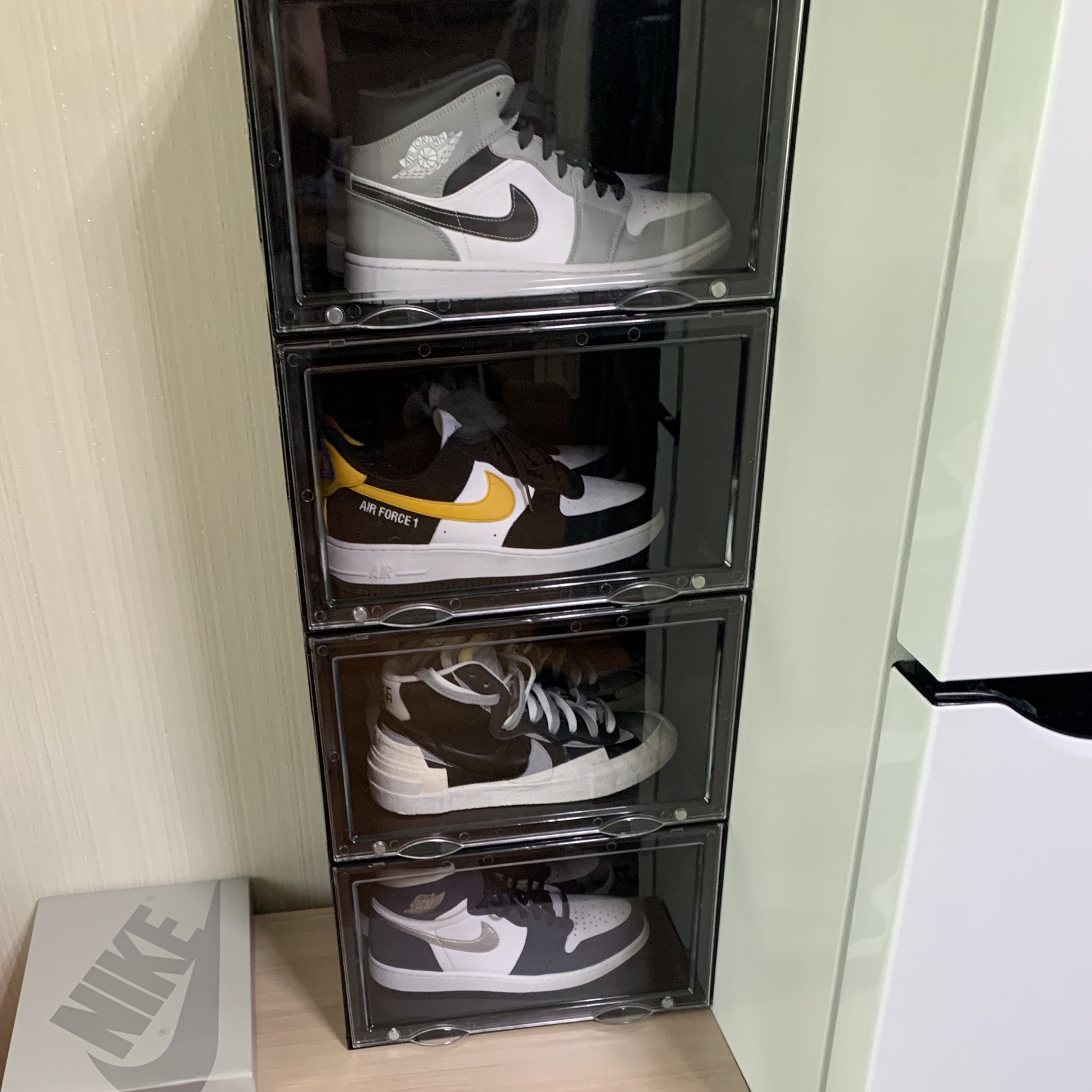 Jordan 1 Mid Light Smoke Grey Anthracite, Nike Air Force 1 '07 LV8 Athletic Club Black Dark Sulfur 착용 스타일