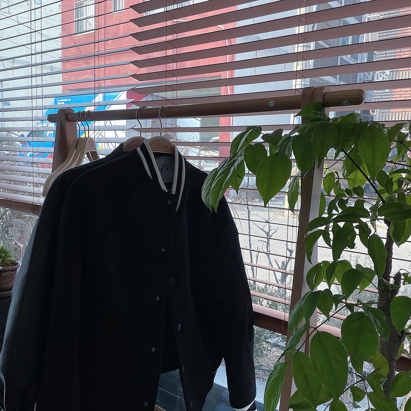 Zara x Ader Error Wool Blend Bomber Black 착용 스타일 - 2