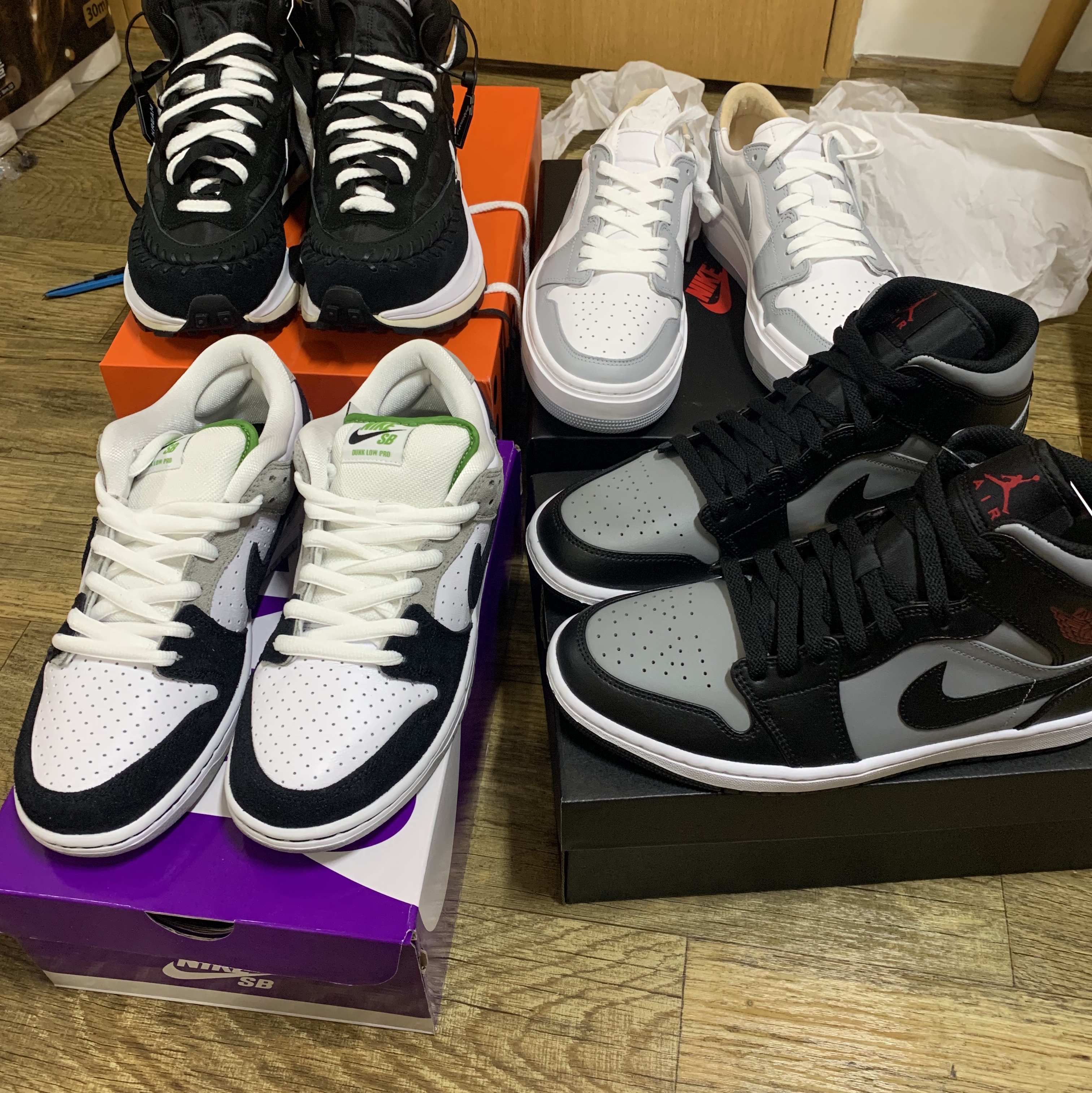 Nike x Sacai x Jean Paul Gaultier VaporWaffle Black White, Jordan 1 Mid Shadow 착용 스타일
