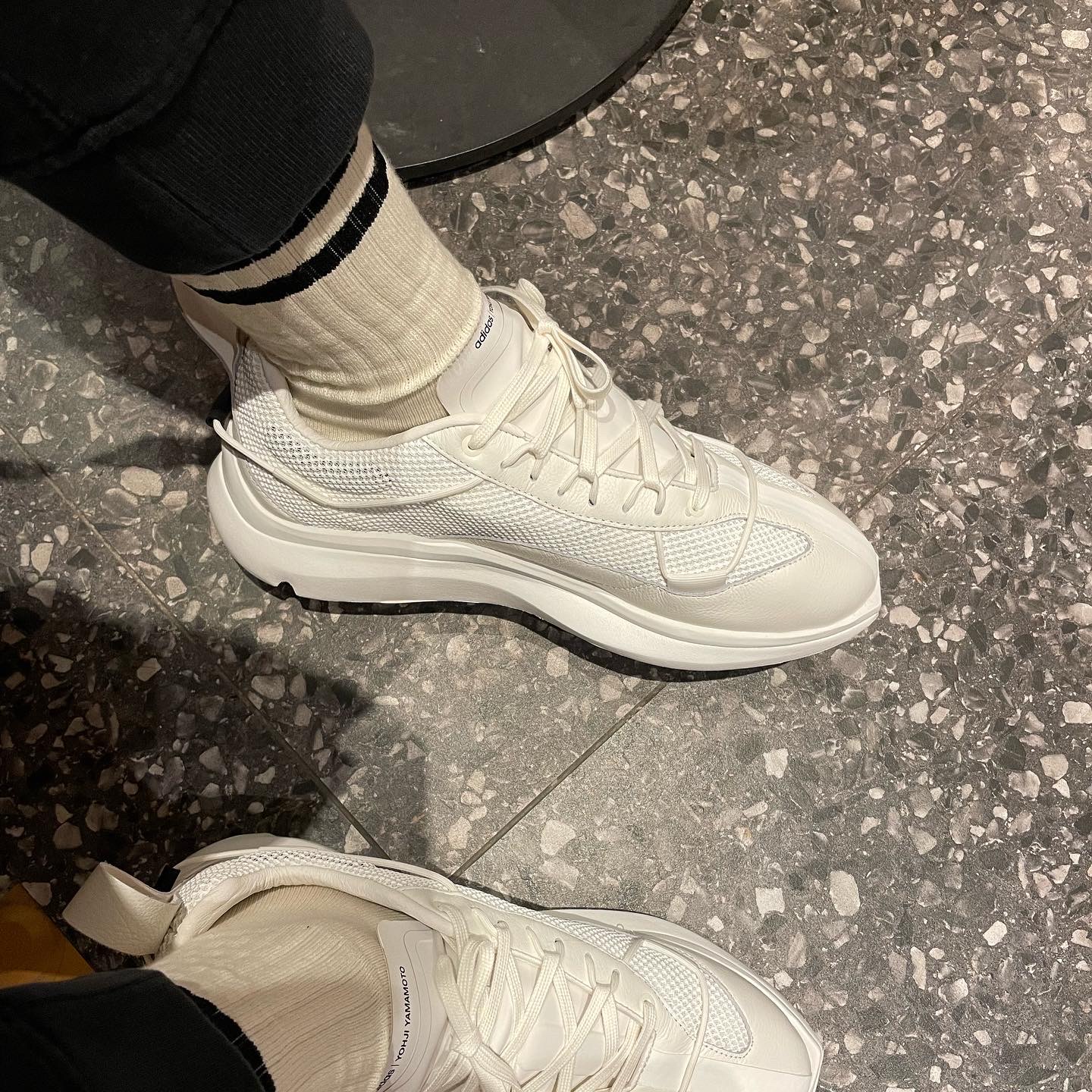 Y-3 Shiku Run Core White 착용 스타일 - 3