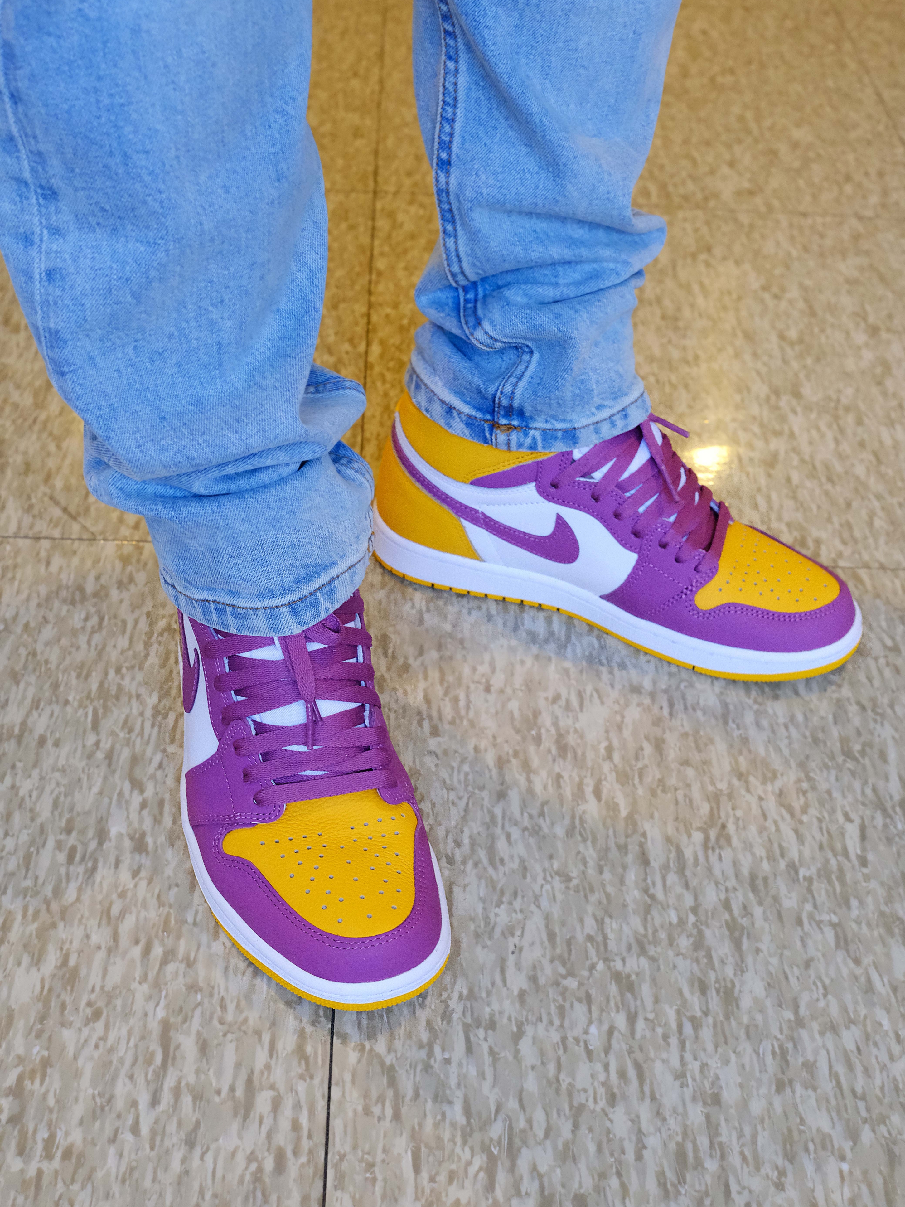 Jordan 1 Retro High OG University Gold Light Bordeaux, (GS) Jordan 1 Retro High OG University Gold Light Bordeaux 착용 스타일 - 3