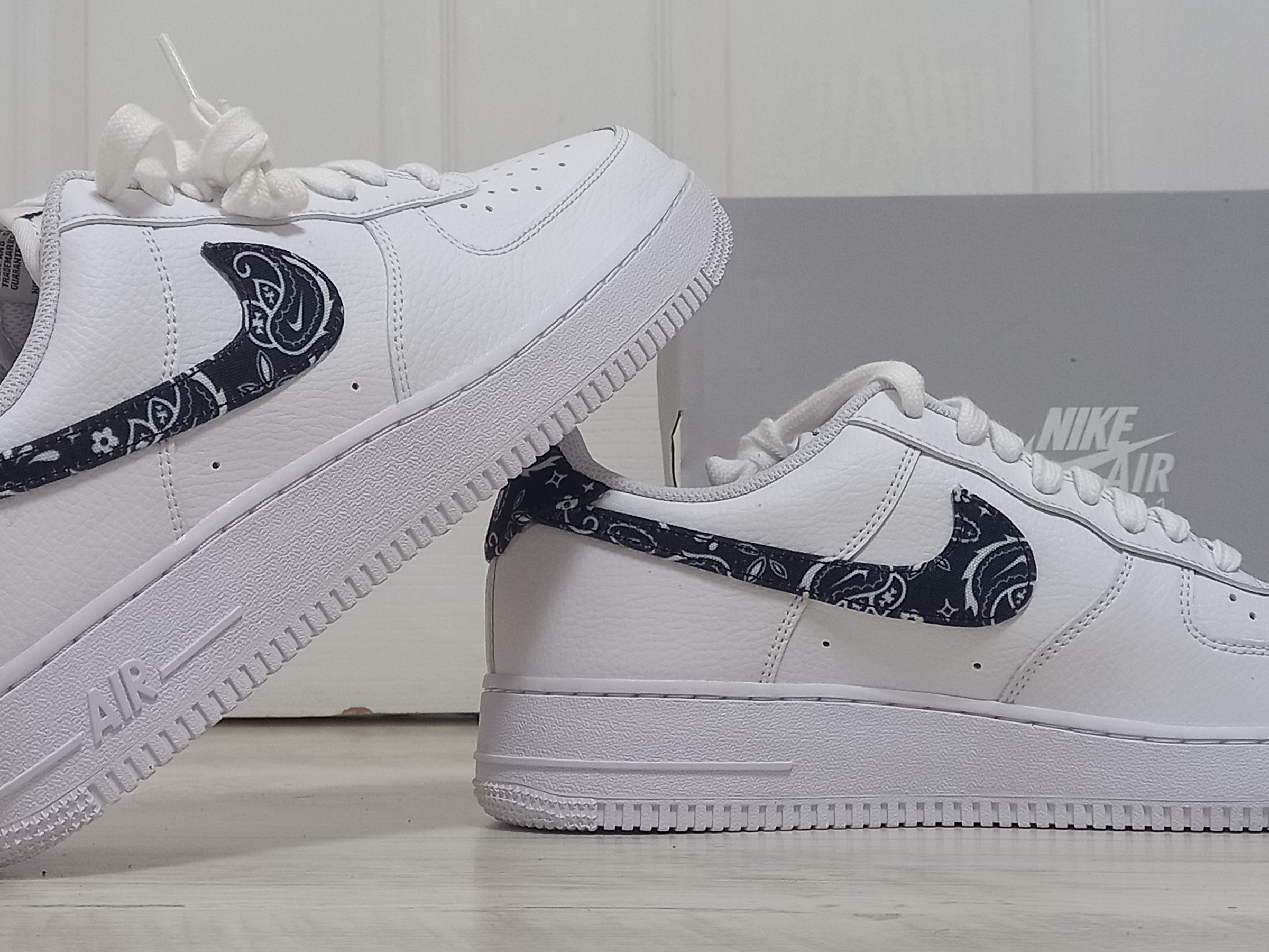 (W) Nike Air Force 1 '07 Essential Paisley Swoosh White Black 착용 스타일