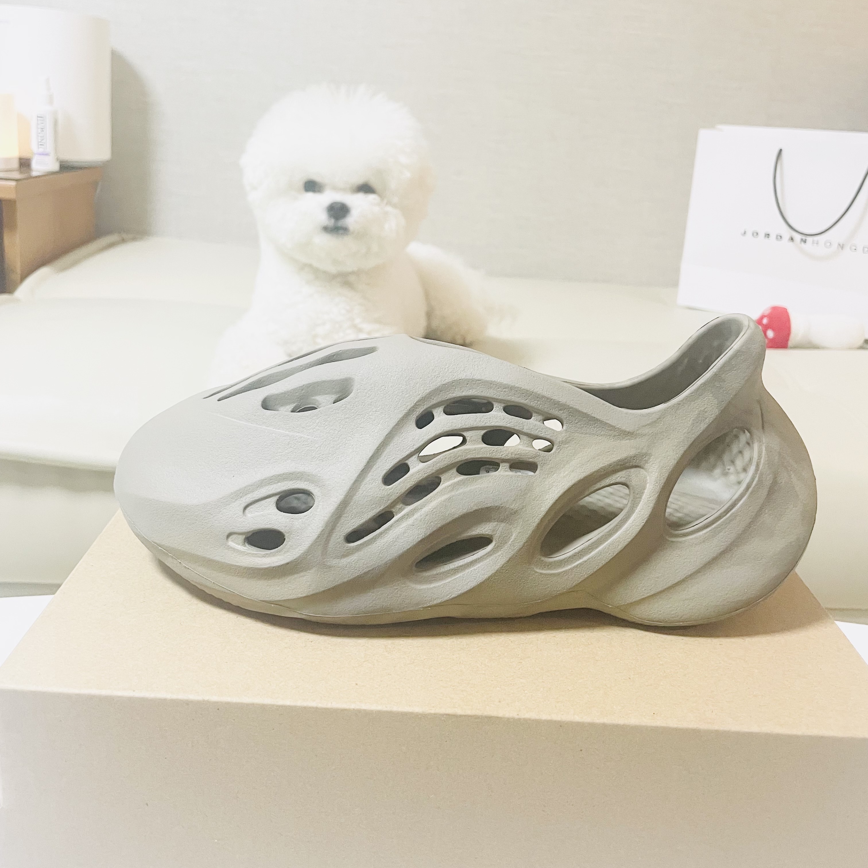 Adidas Yeezy Foam RNNR Stone Sage 착용 스타일