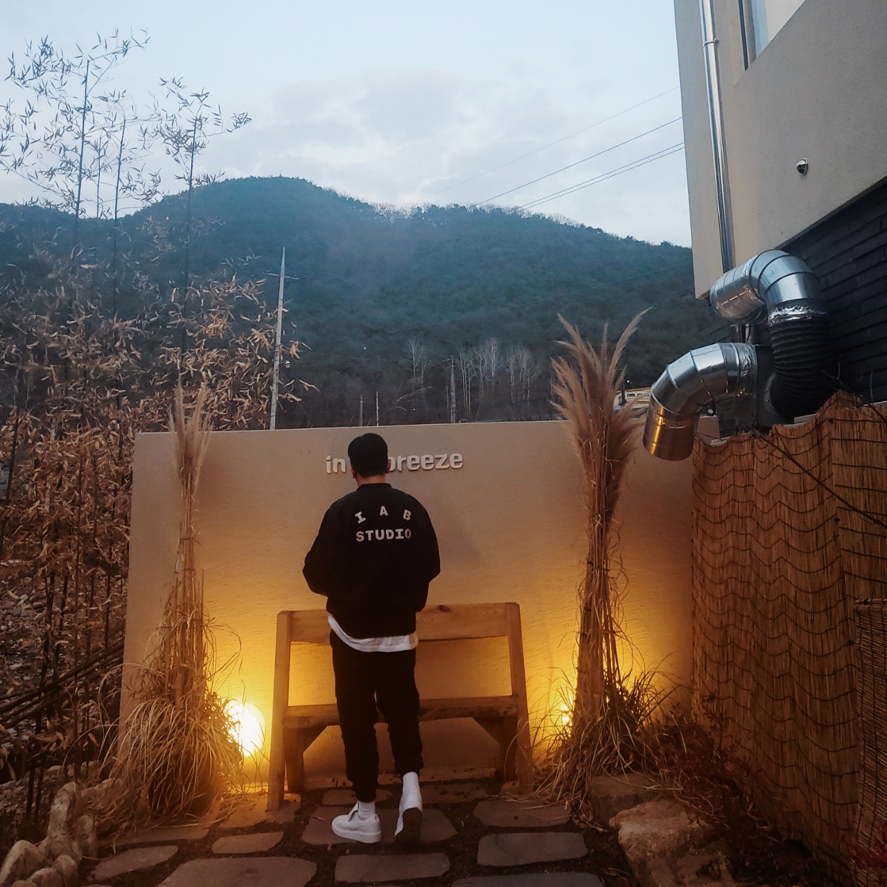 Nike x Peaceminusone Kwondo1 White, IAB Studio x Alpha Industries MA-1 Crewneck Black 착용 스타일