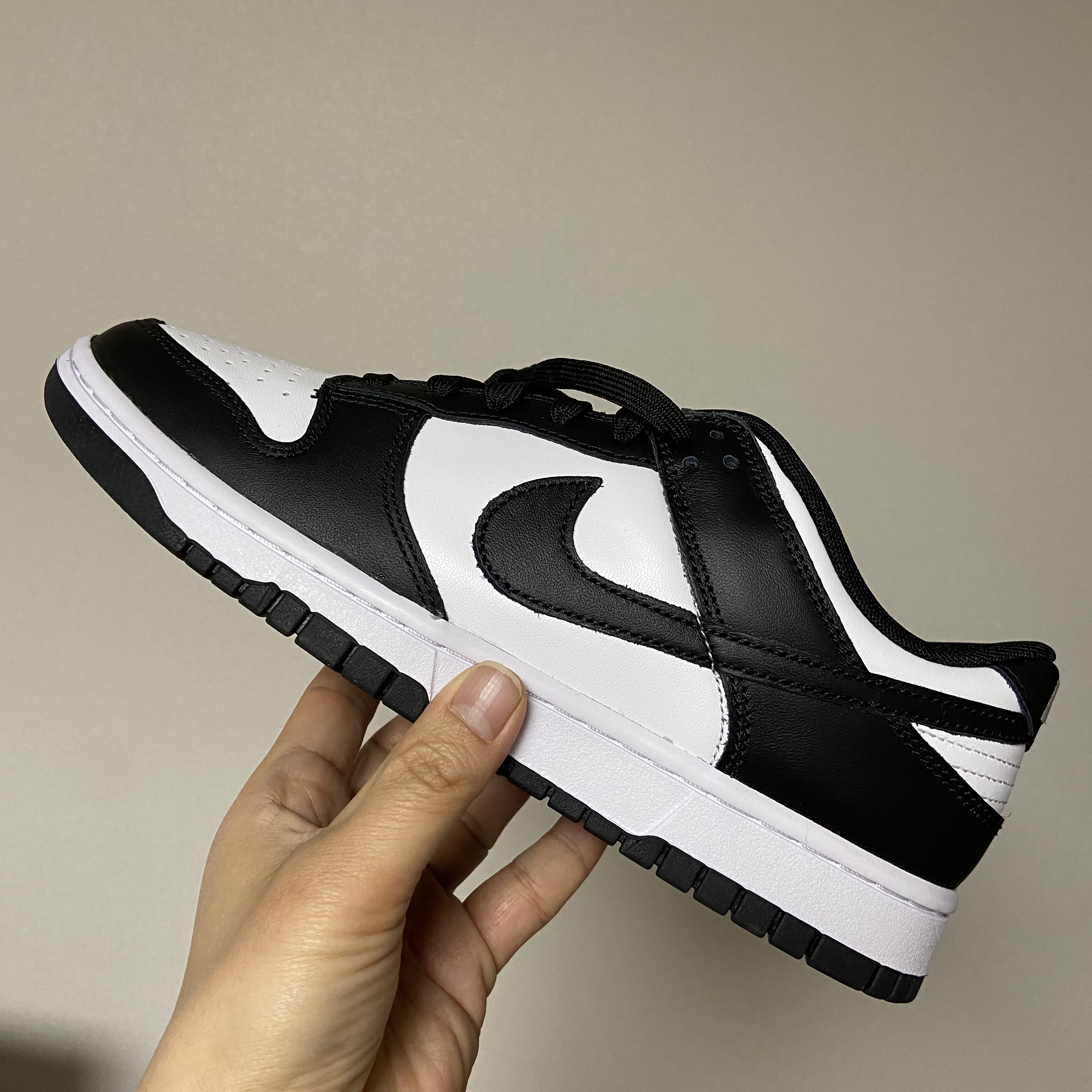 Nike Dunk Low Retro Black 착용 스타일 - 1
